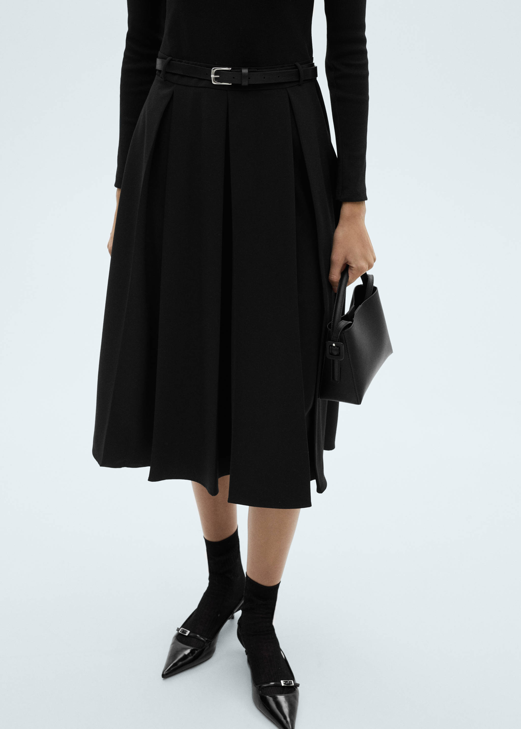 Kombiniertes Kleid mit Faltendetails und Gürtel - Detail des Artikels 6