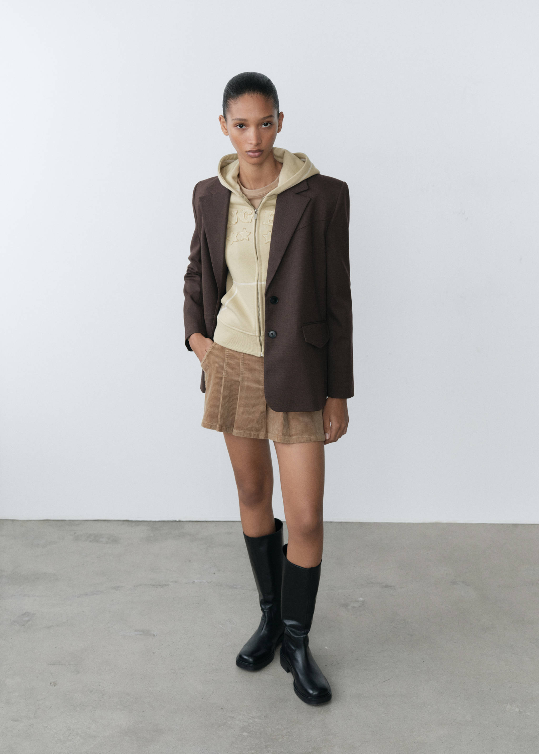 Dessuadora cotó missatge brodat - Pla general