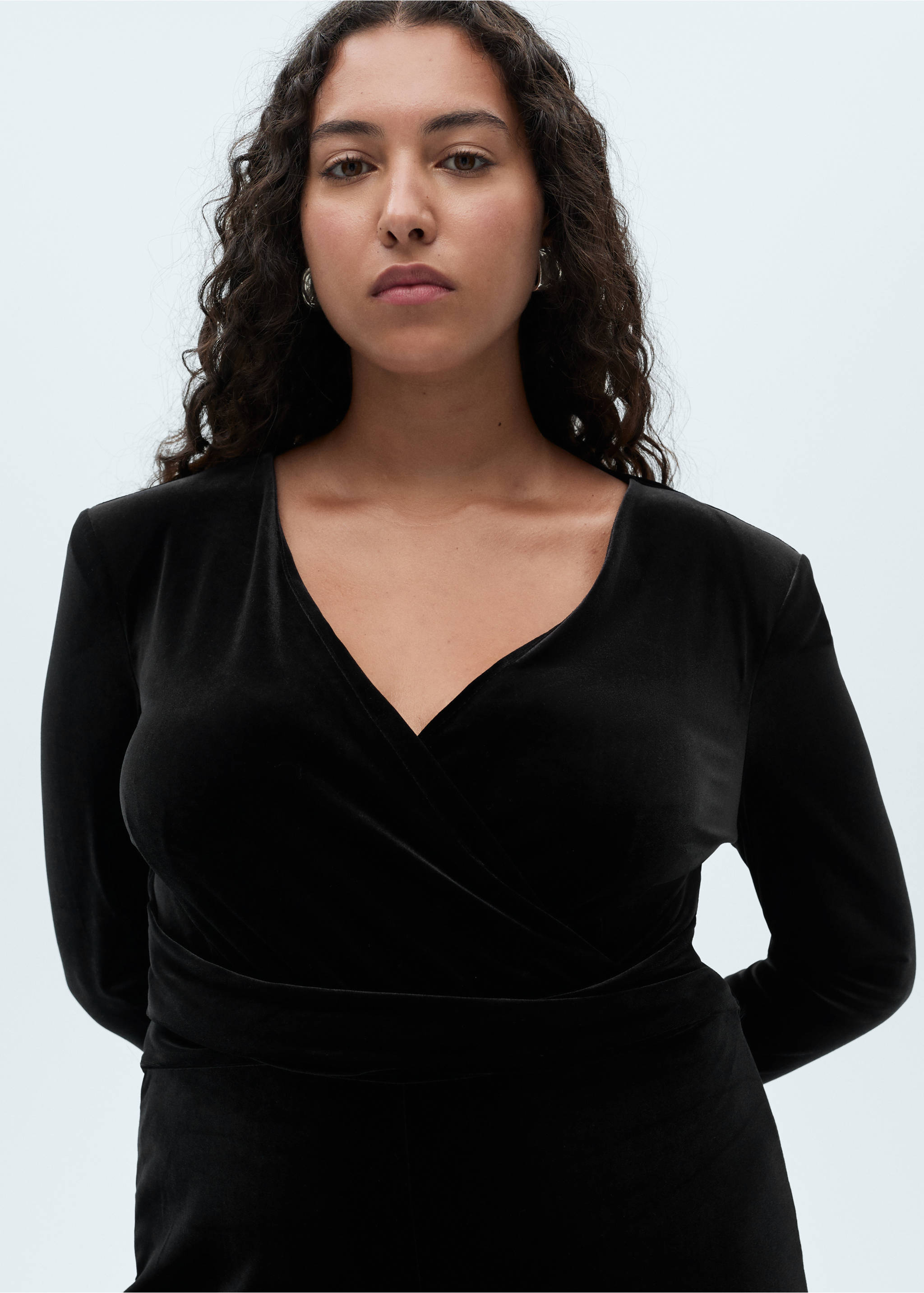 Crossed velvet jumpsuit - Details of the article 5, Black. Ref: 77099058-00.