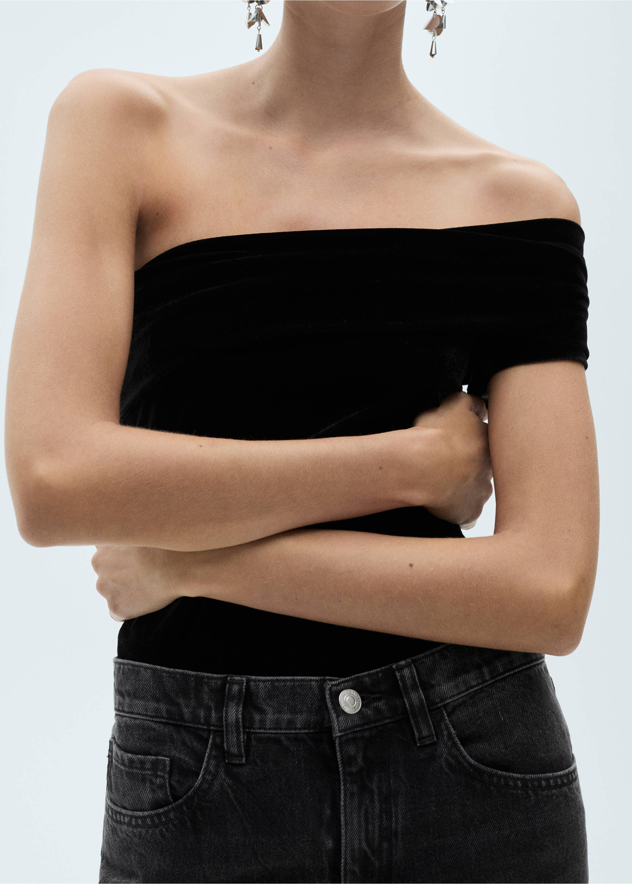 Asymmetric velvet bodysuit - Details of the article 6, Black. Ref: 77099060-00.