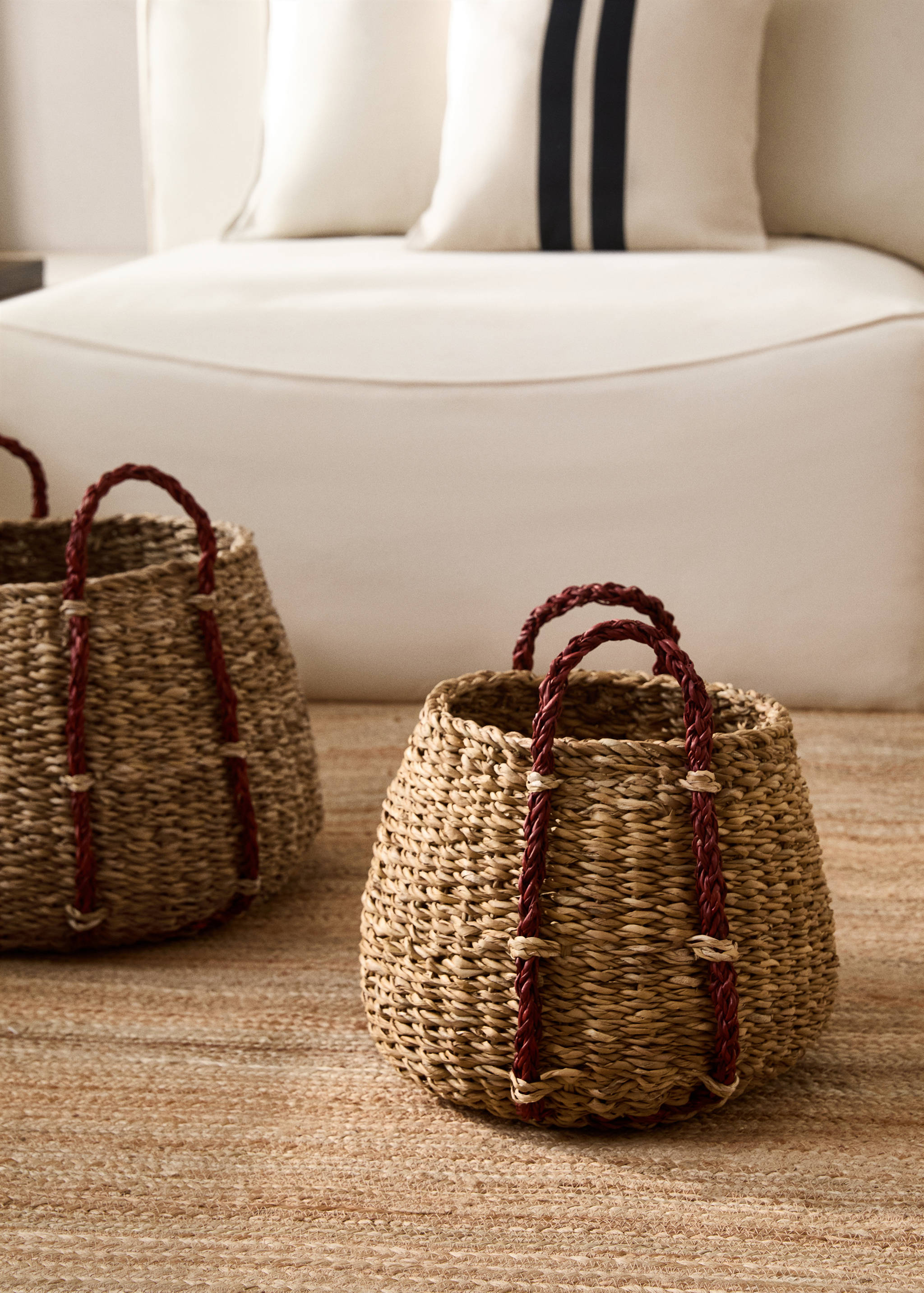 Natural fibre basket with coloured handle 31x24x25 cm - General plane