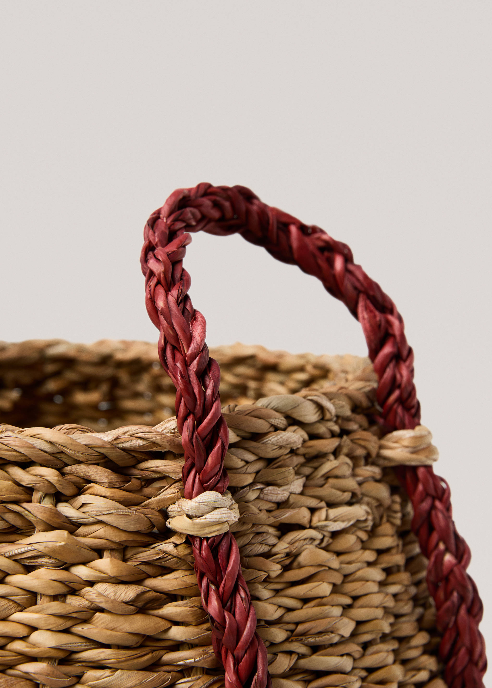 Natural fibre basket with coloured handle 31x24x25 cm - Details of the article 1