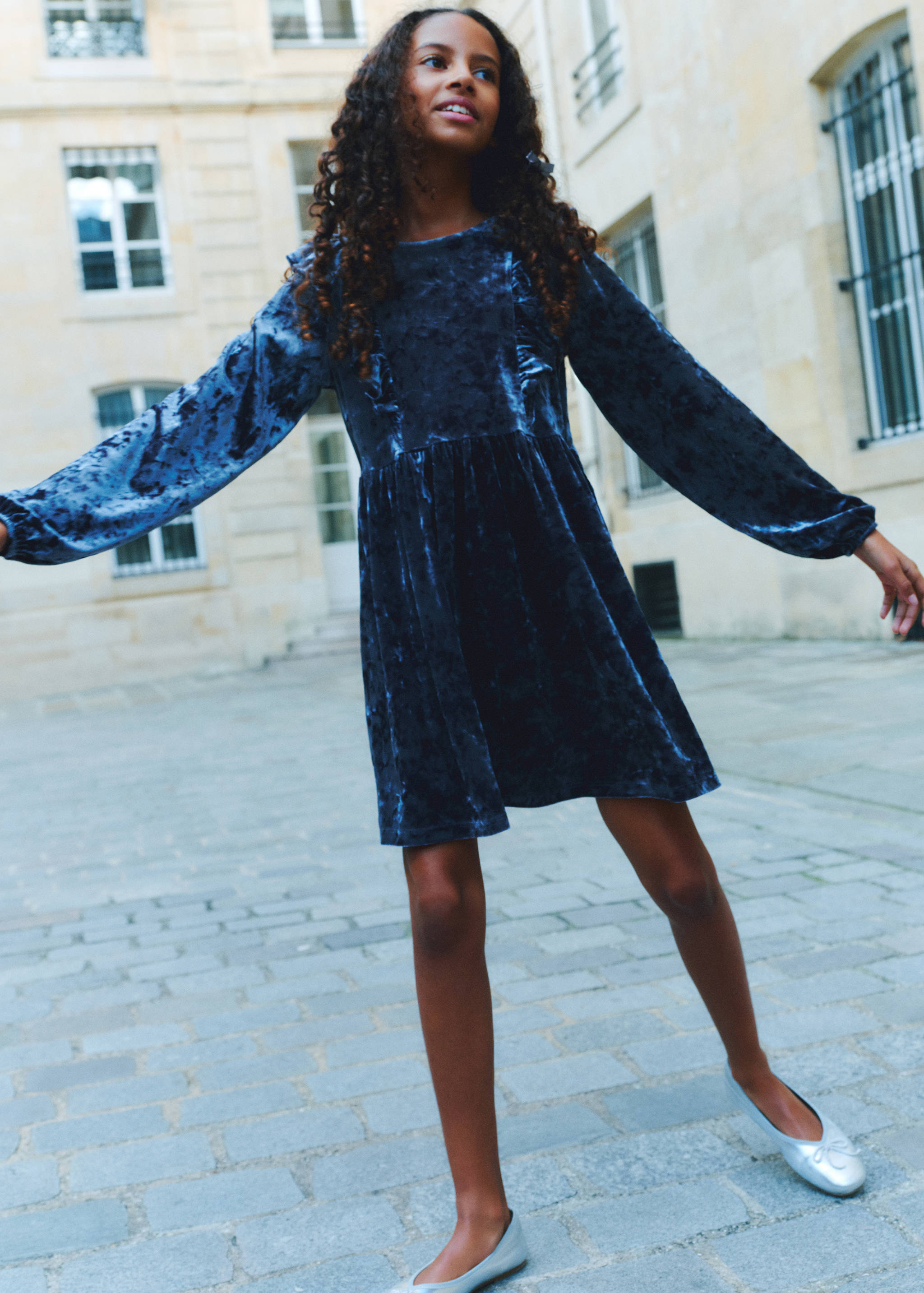 Samtkleid mit Volant-Details - Detail des Artikels 6