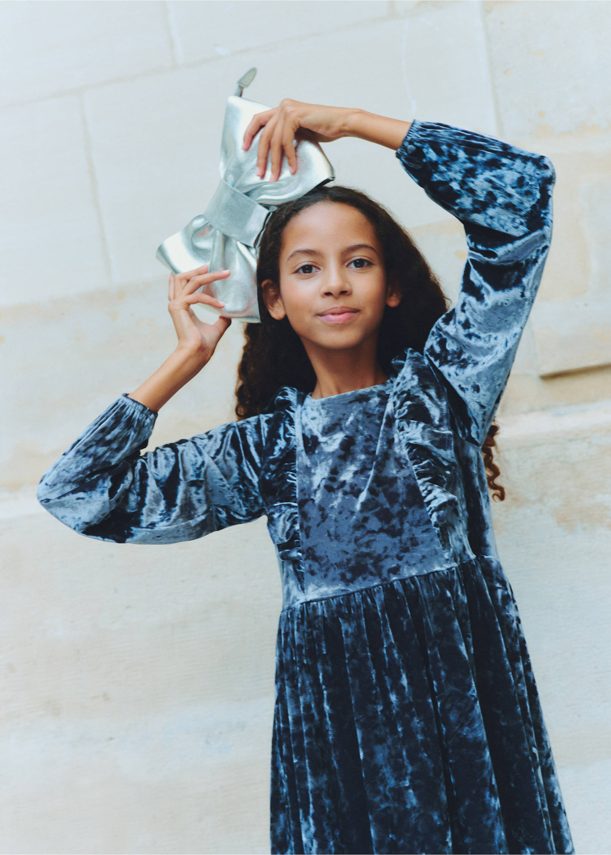 Samtkleid mit Volant-Details - Detail des Artikels 5, Blau. Ref: 77099231-00.