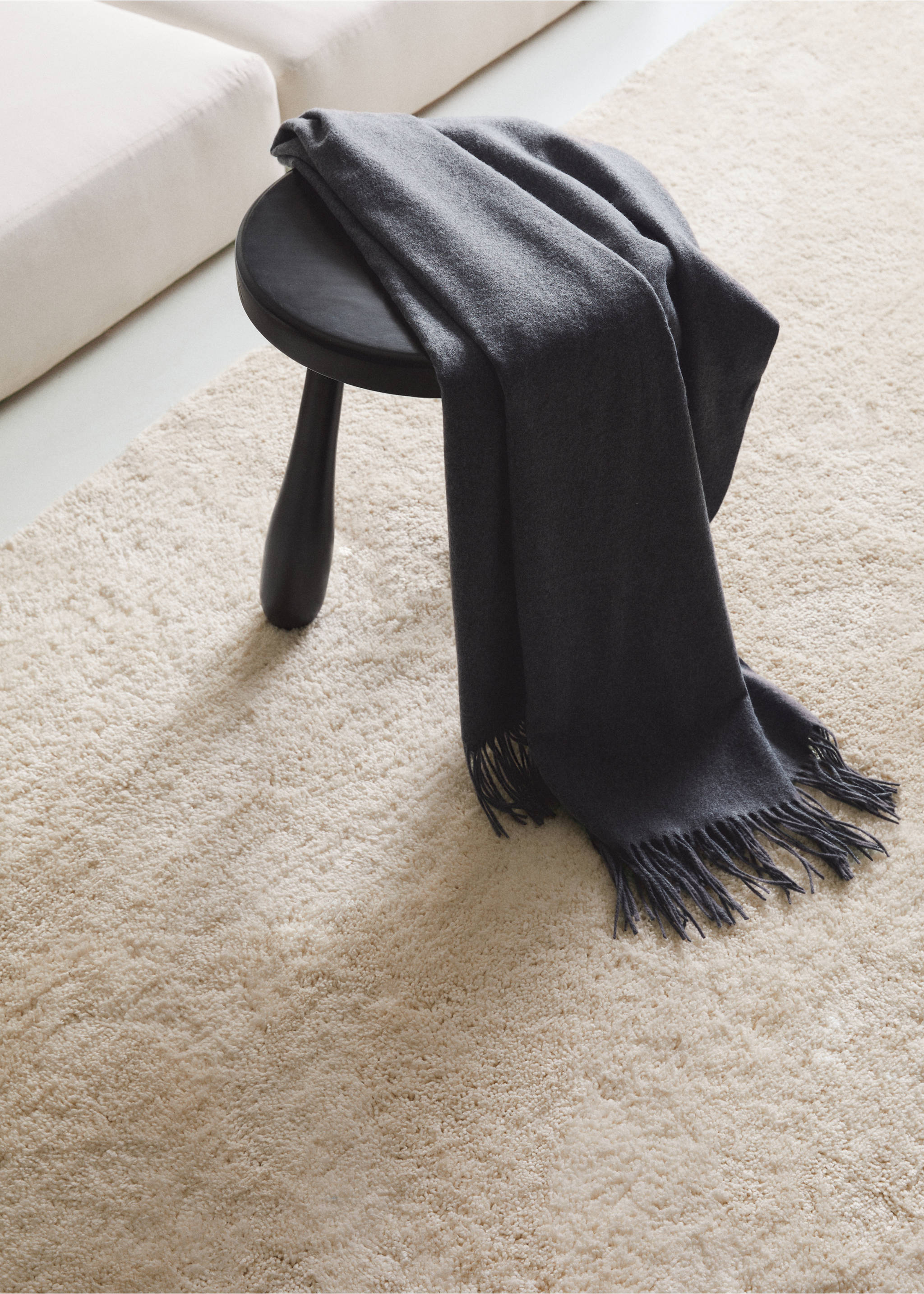 Fringed soft blanket - Details of the article 7, Charcoal. Ref: 77146310-00.
