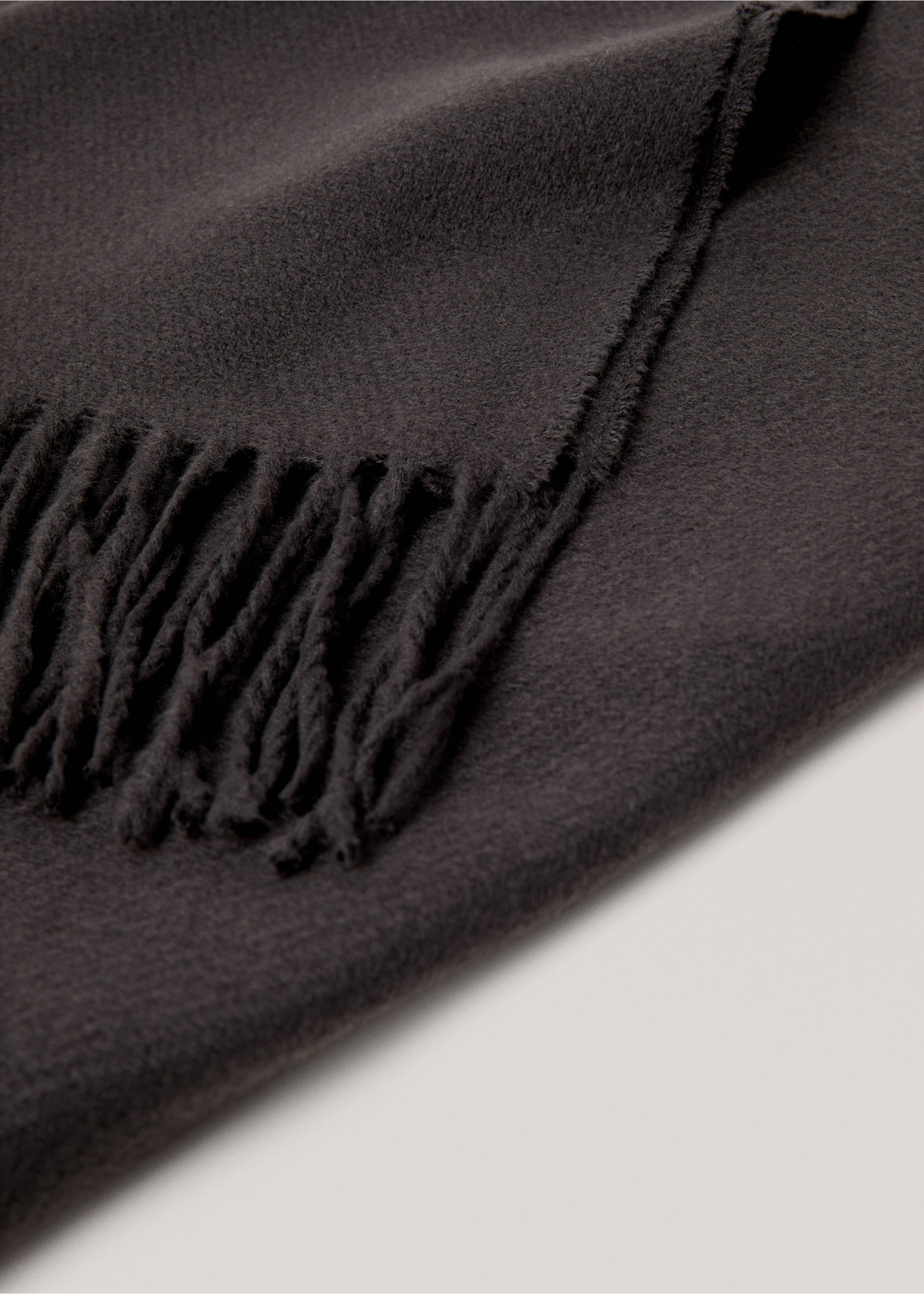 Fringed soft blanket - Details of the article 1, Charcoal. Ref: 77146310-00.