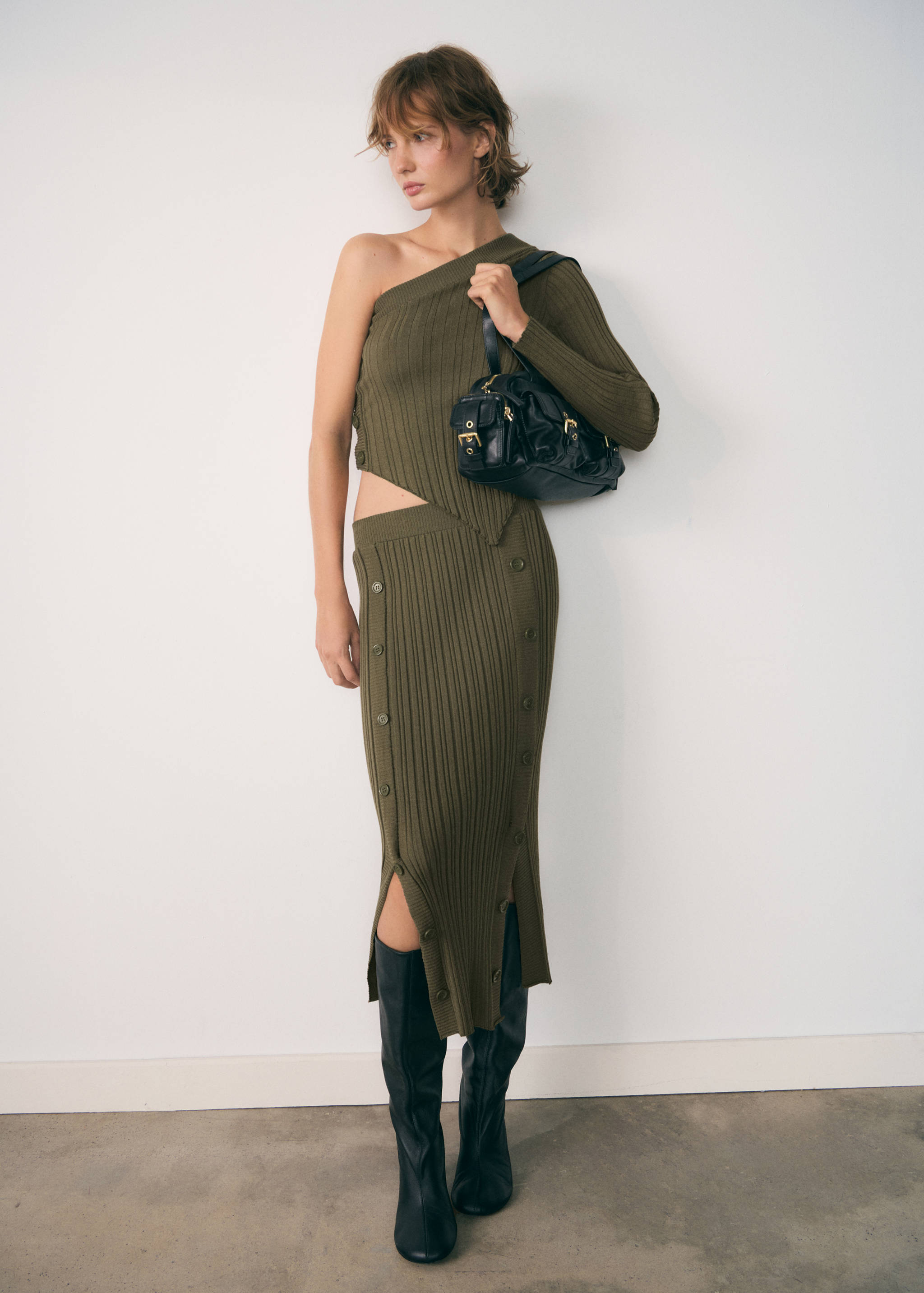 Ribbed Asymmetric sweater - General plane