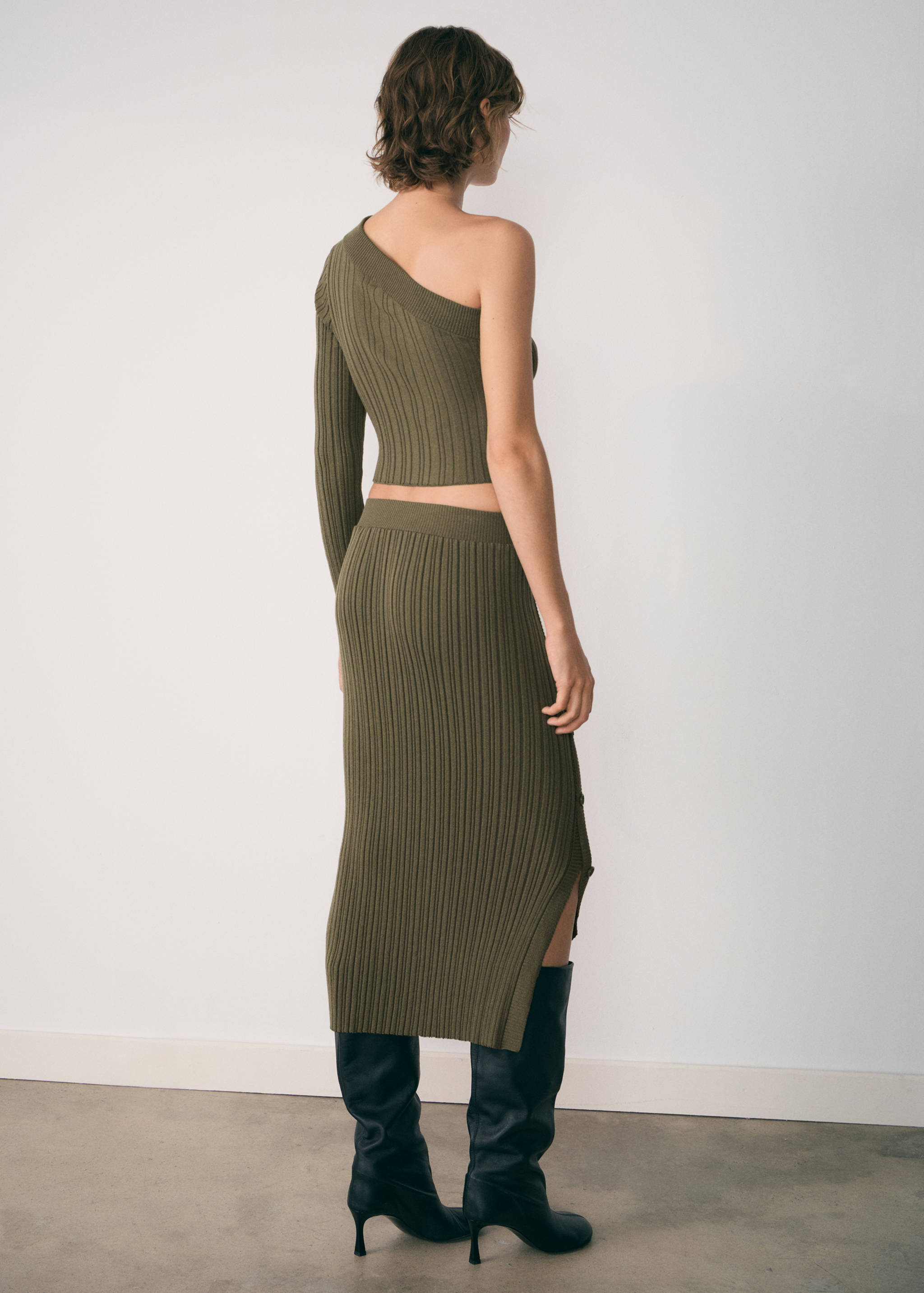 Gebreide rok met knopen - Achterkant van het artikel