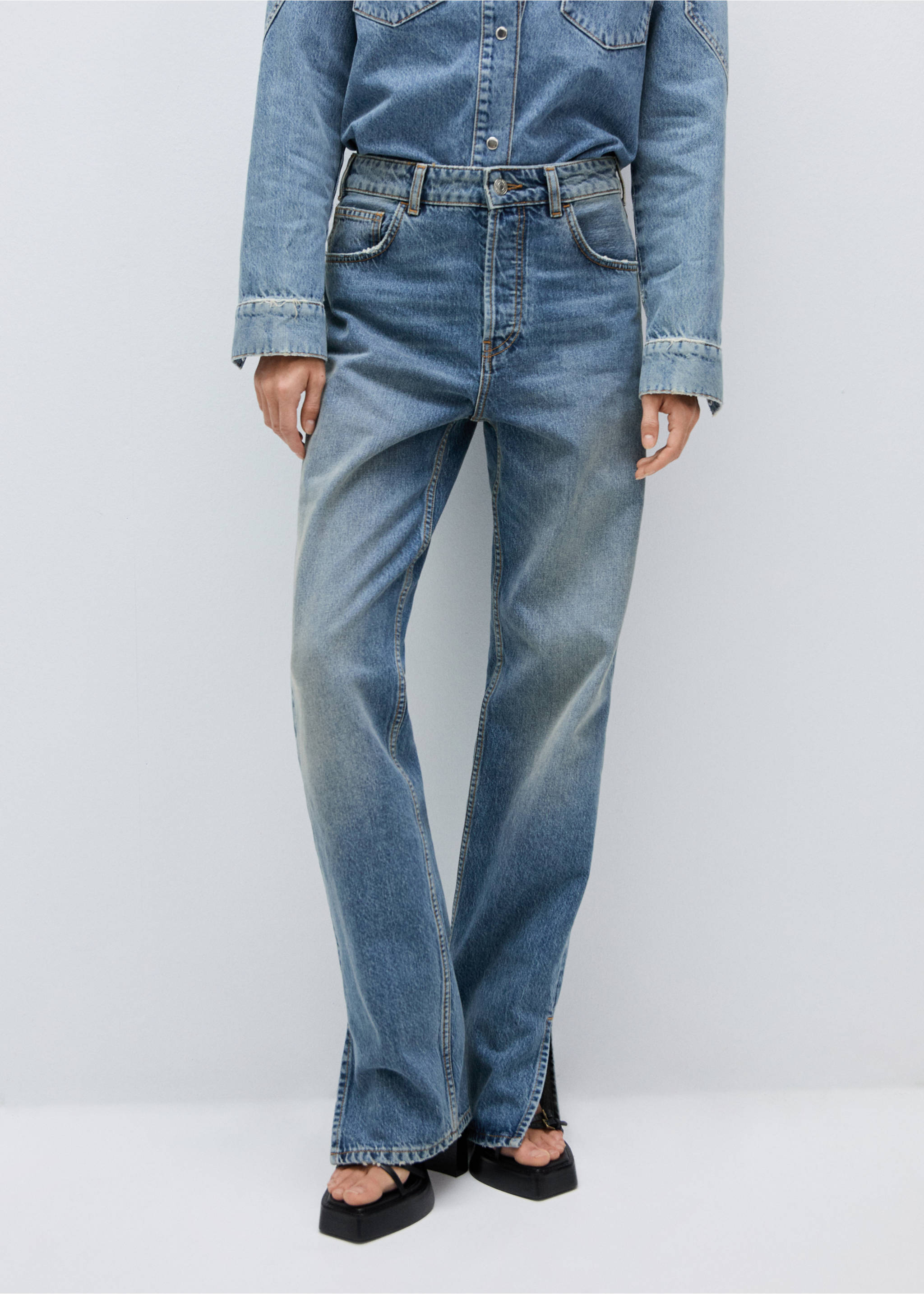 Gerade Jeans mit mittlerem Bund und Schlitzen - Mittlere Ansicht, Dunkelblau. Ref: 77974068-00.