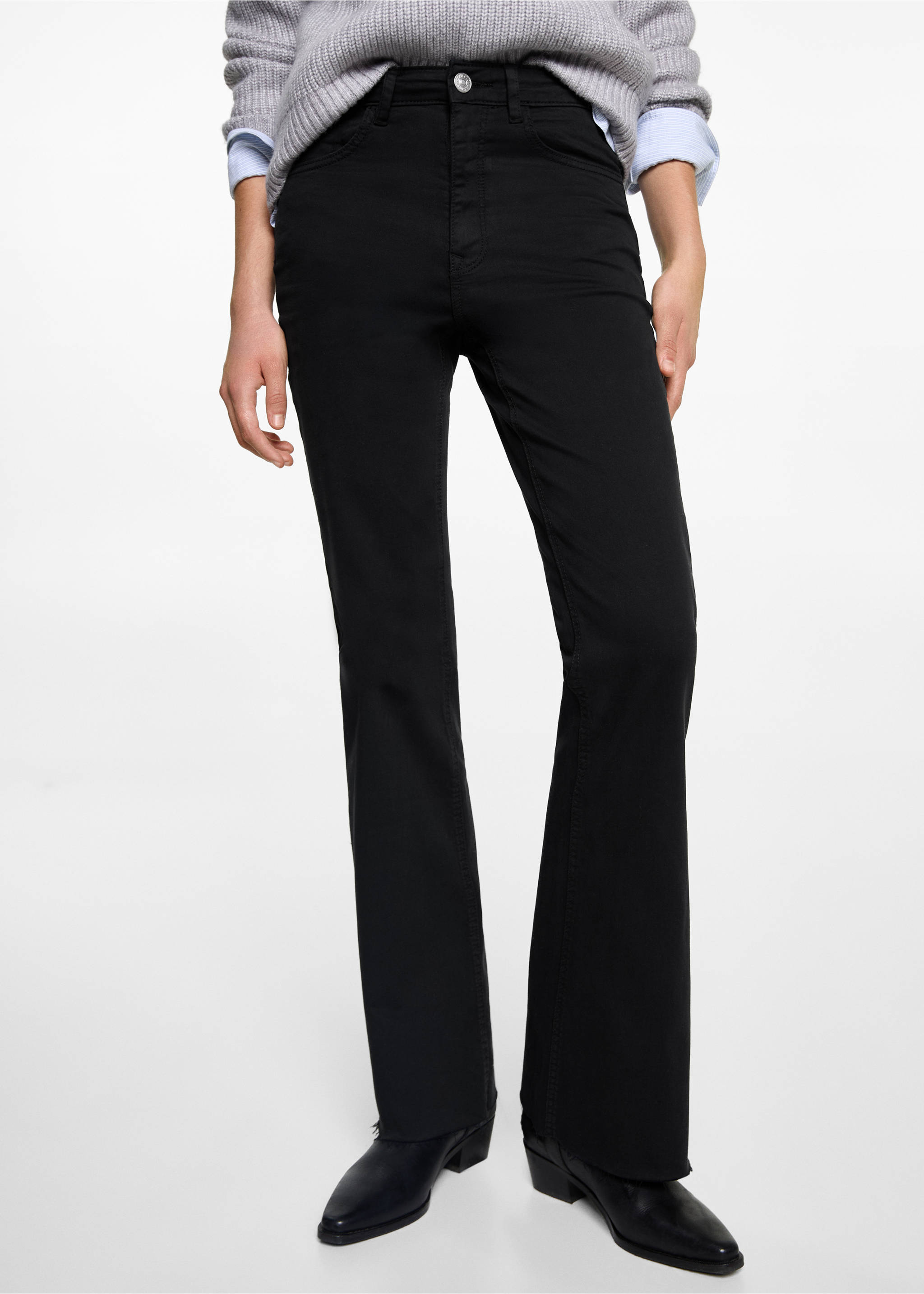 Flared jeans - Details of the article 6, Black denim. Ref: 87000262-00.