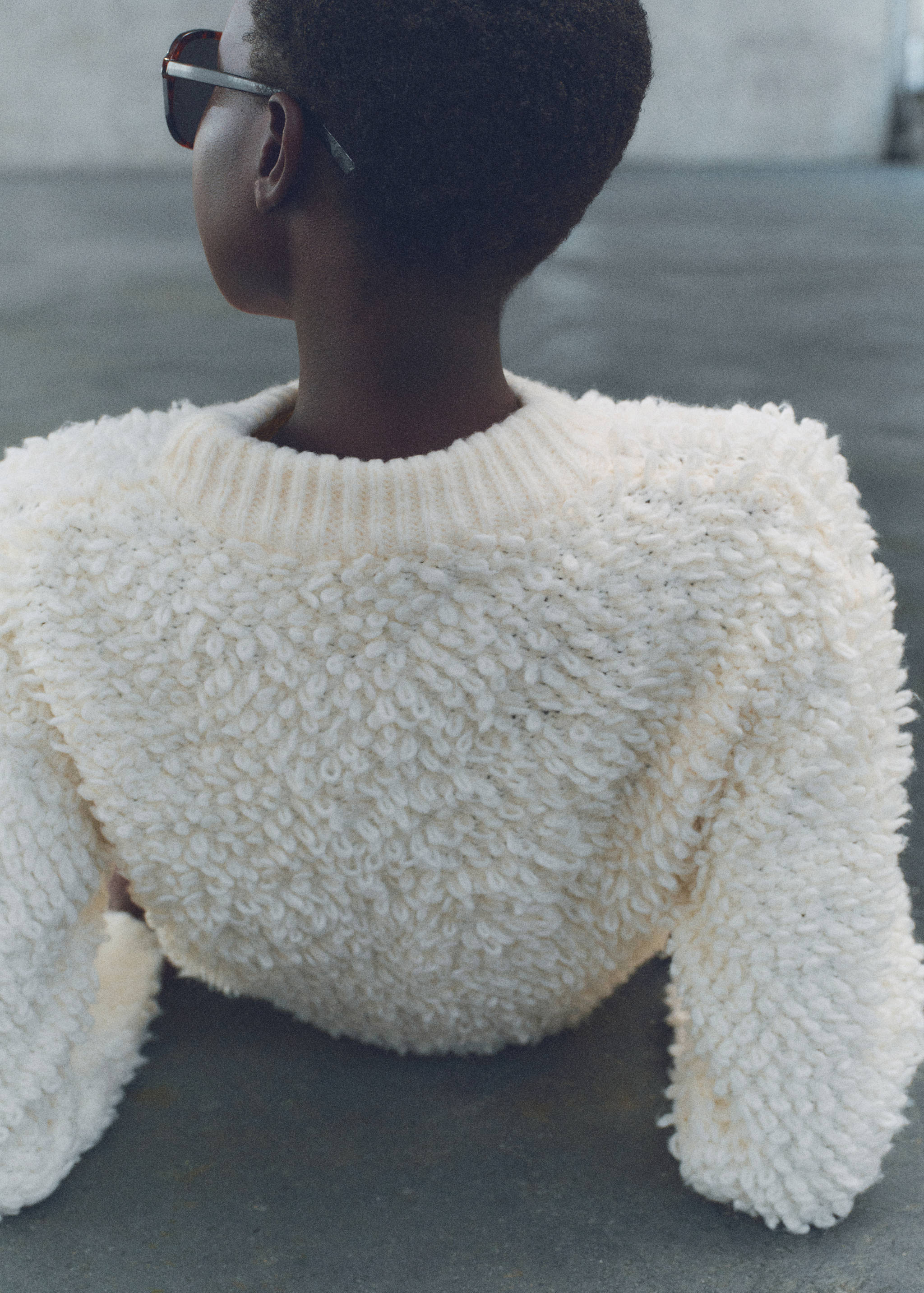 Round-neck bouclé sweater - Reverse of the article