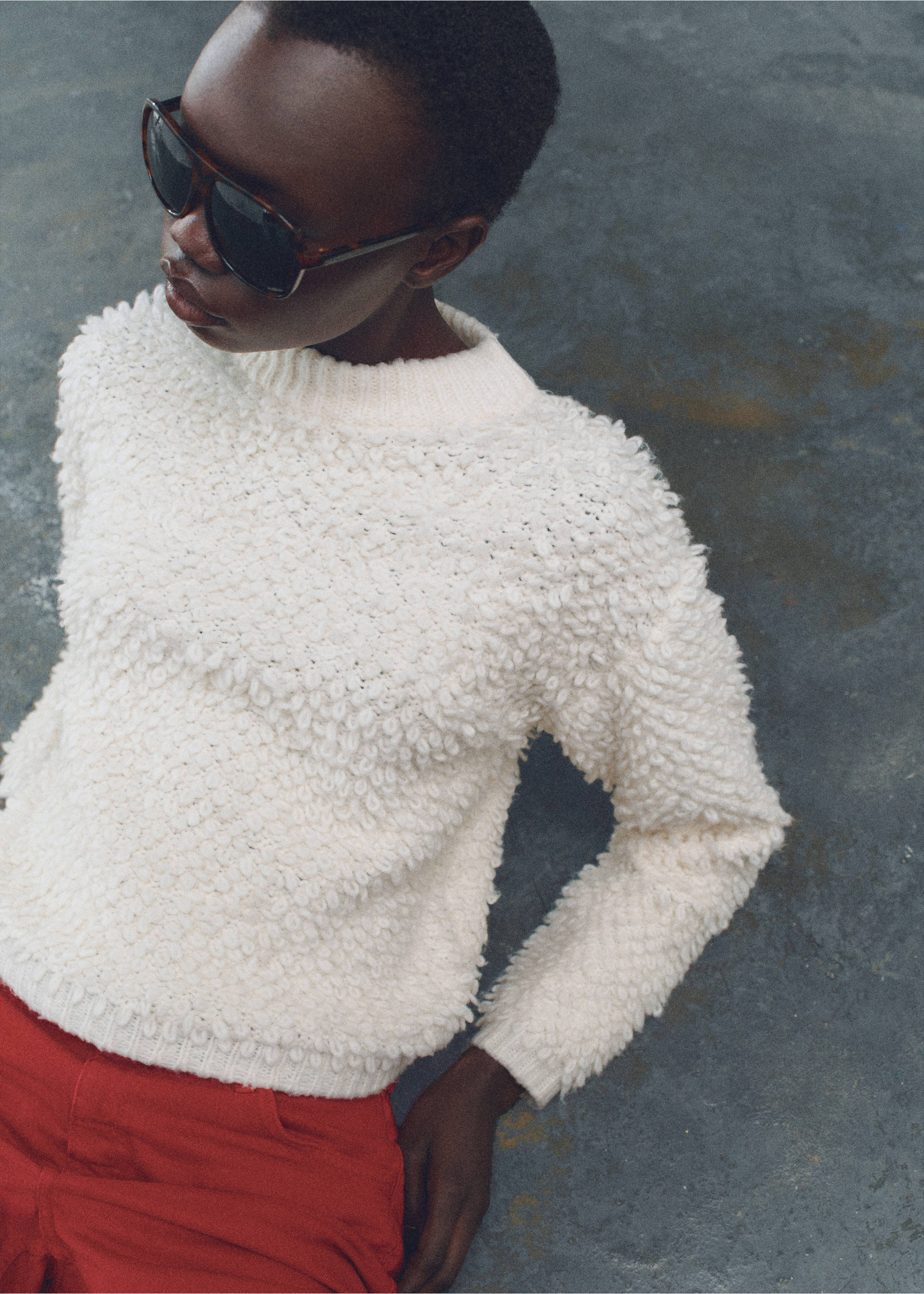 Round-neck bouclé sweater - Details of the article 2, Ecru. Ref: 87000366-00.