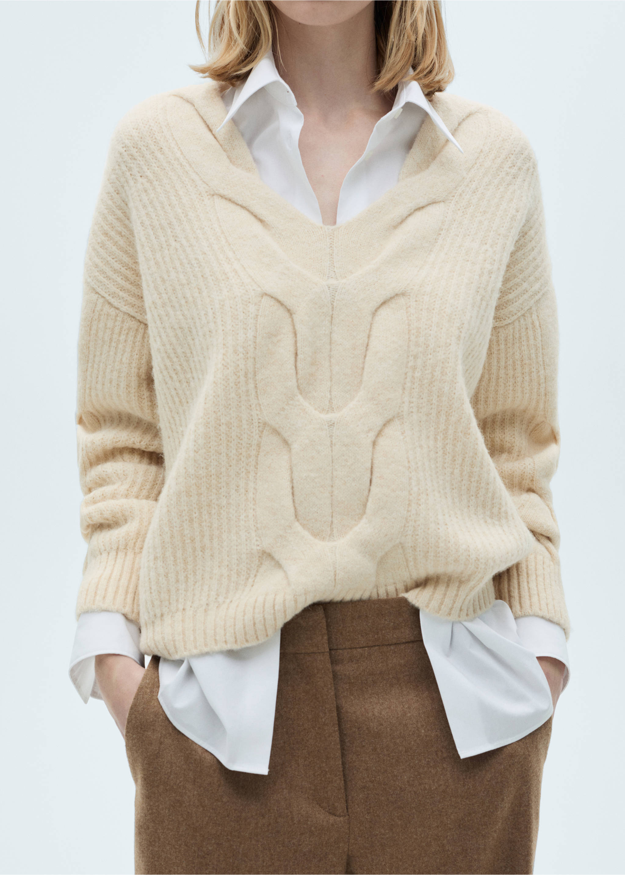 V-neck braided sweater - Medium plane, Ecru. Ref: 87000367-00.