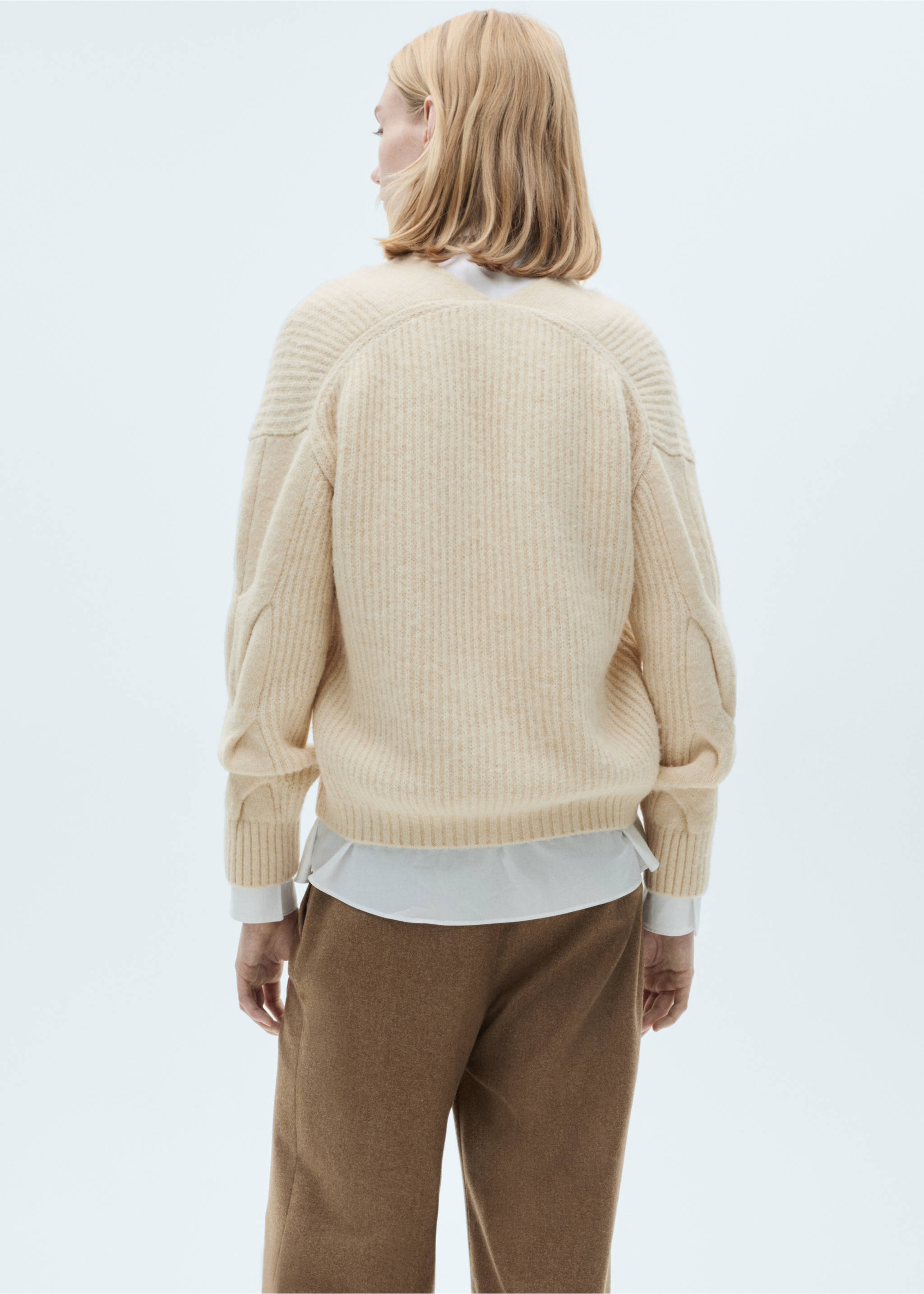 V-neck braided sweater - Reverse of the article, Ecru. Ref: 87000367-00.