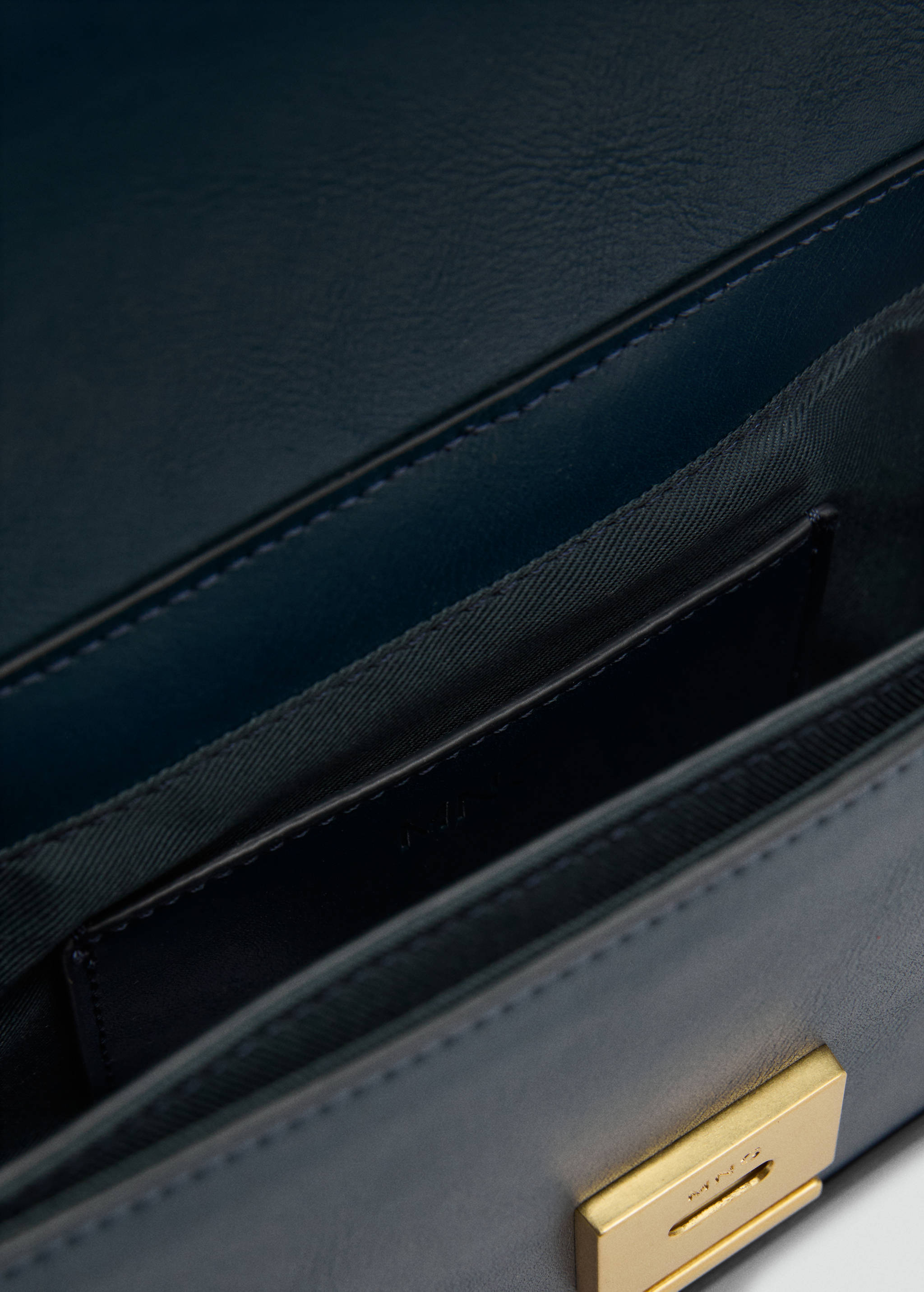 Shoulder bag with metal closure - Details of the article 2