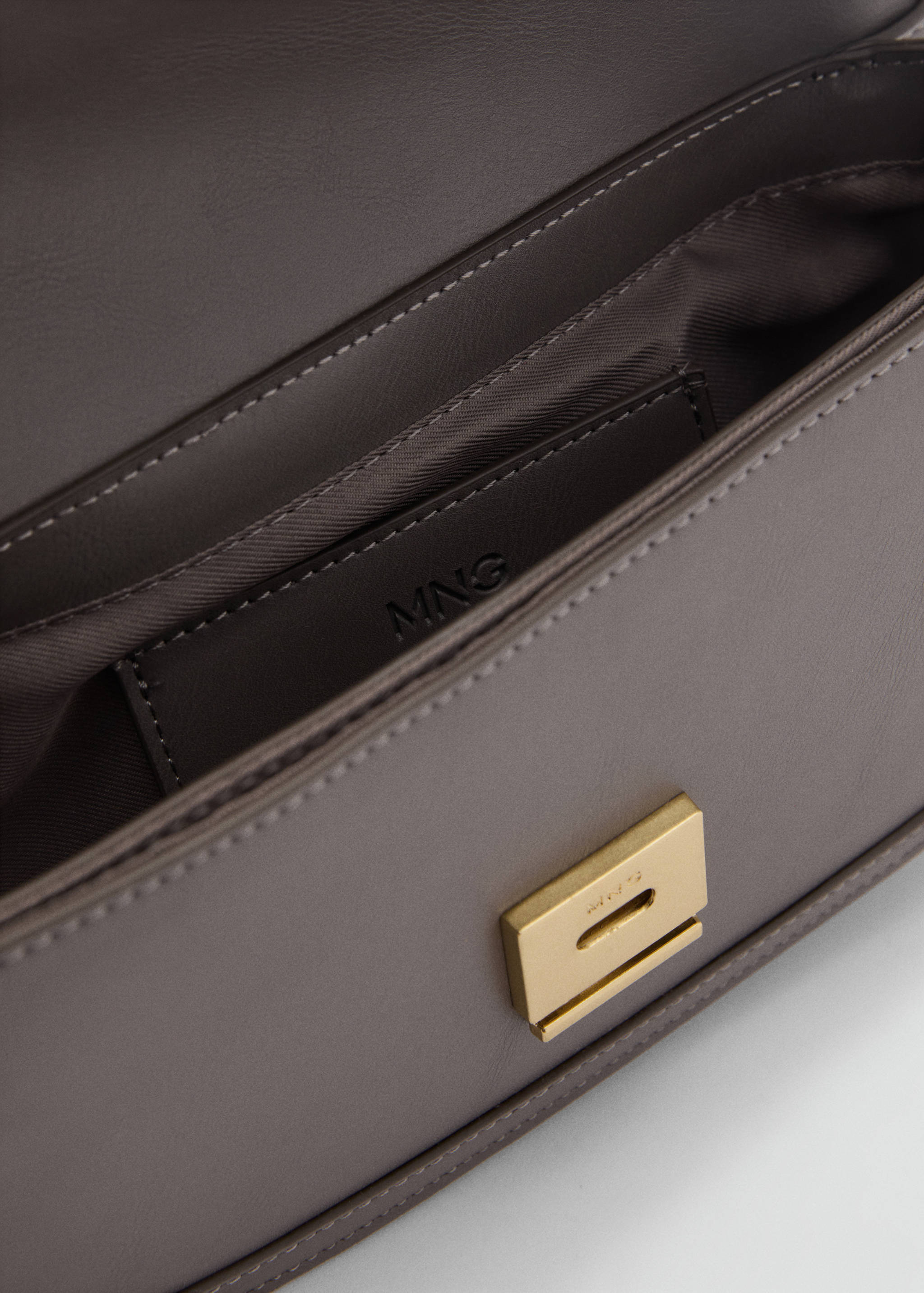 Shoulder bag with metal closure - Details of the article 3