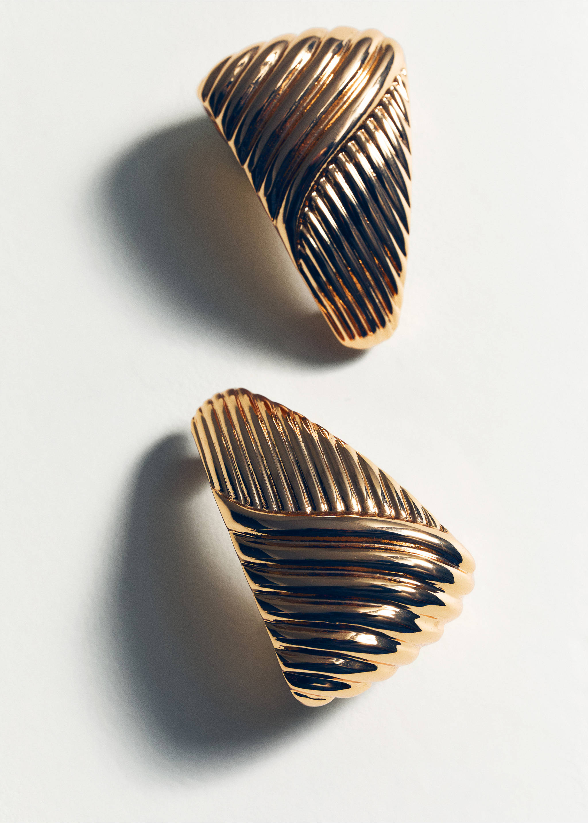 Boucles d’oreilles triangulaires relief - Détail de l'article 5, Or. Ref: 87000457-00.