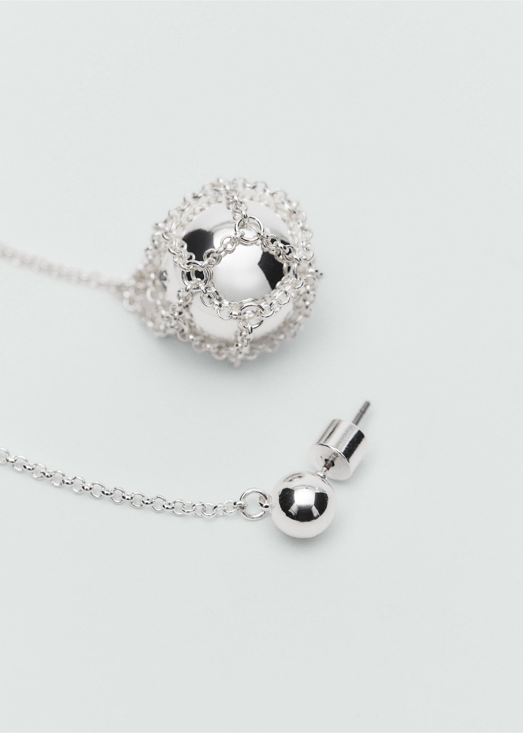 Kettenohrriing mit Kugelanhänger - Mittlere Ansicht, Silber. Ref: 87000477-00.