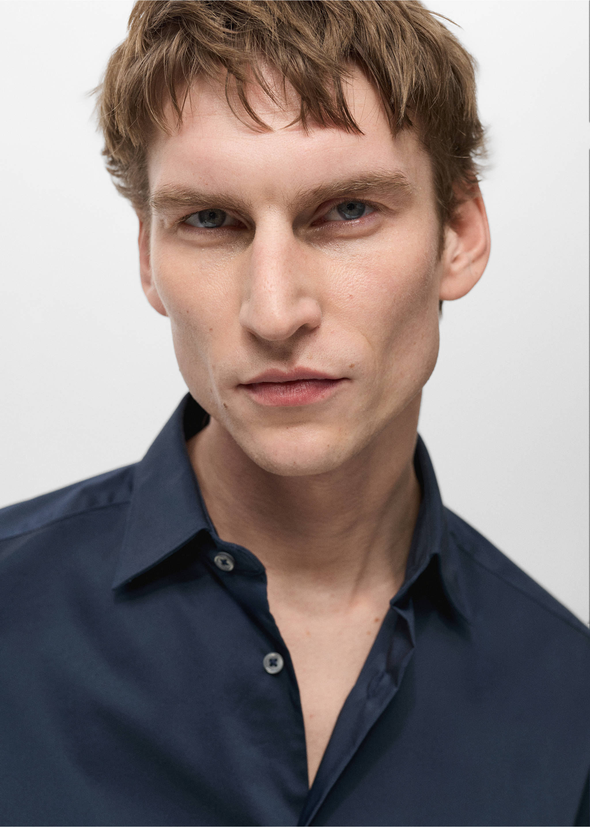 Regular Fit-Hemd aus Stretch-Baumwolle - Detail des Artikels 1, Dunkles Marineblau. Ref: 87000602-00.