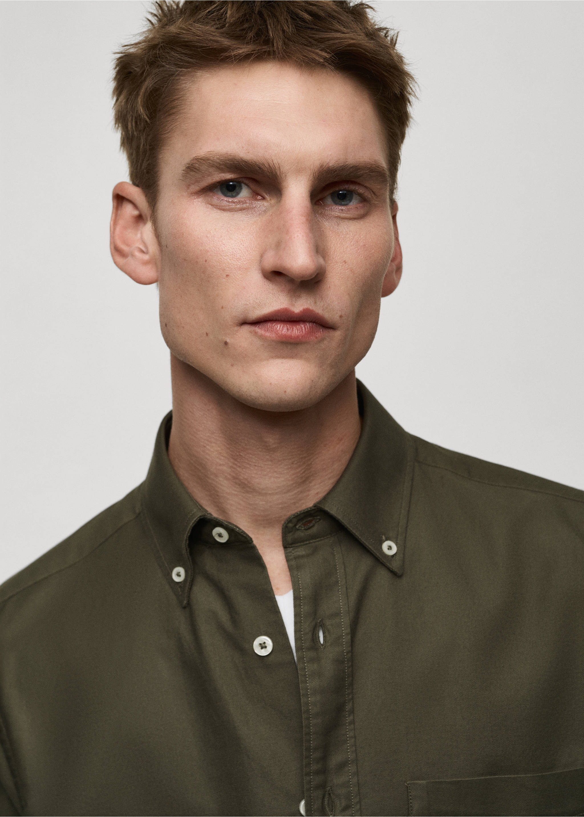 100% cotton Oxford shirt - Details of the article 1, Khaki. Ref: 87000604-00.