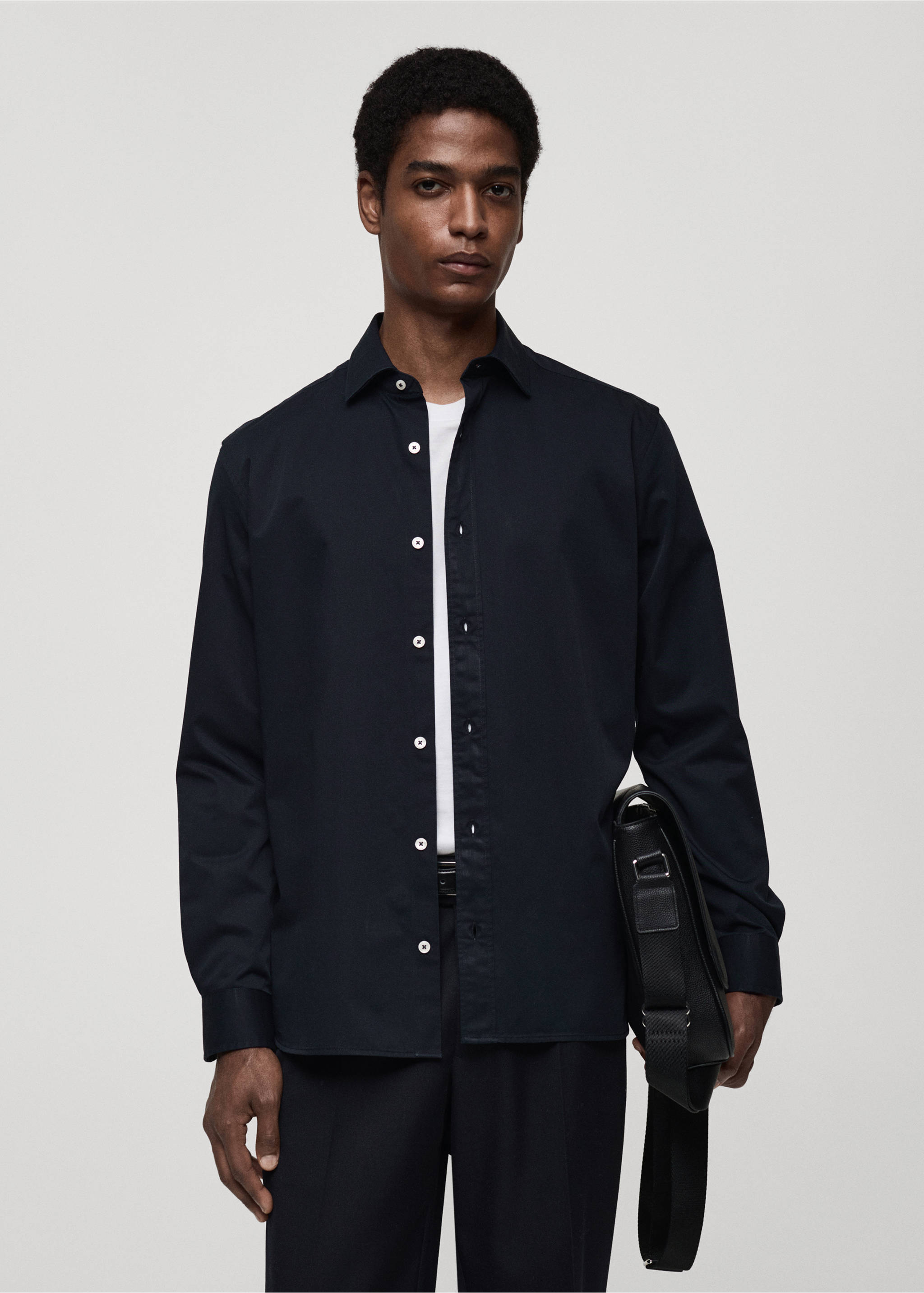 Regular-Fit-Hemd aus 100 % Baumwolle - Mittlere Ansicht, Dunkles Marineblau. Ref: 87000606-00.