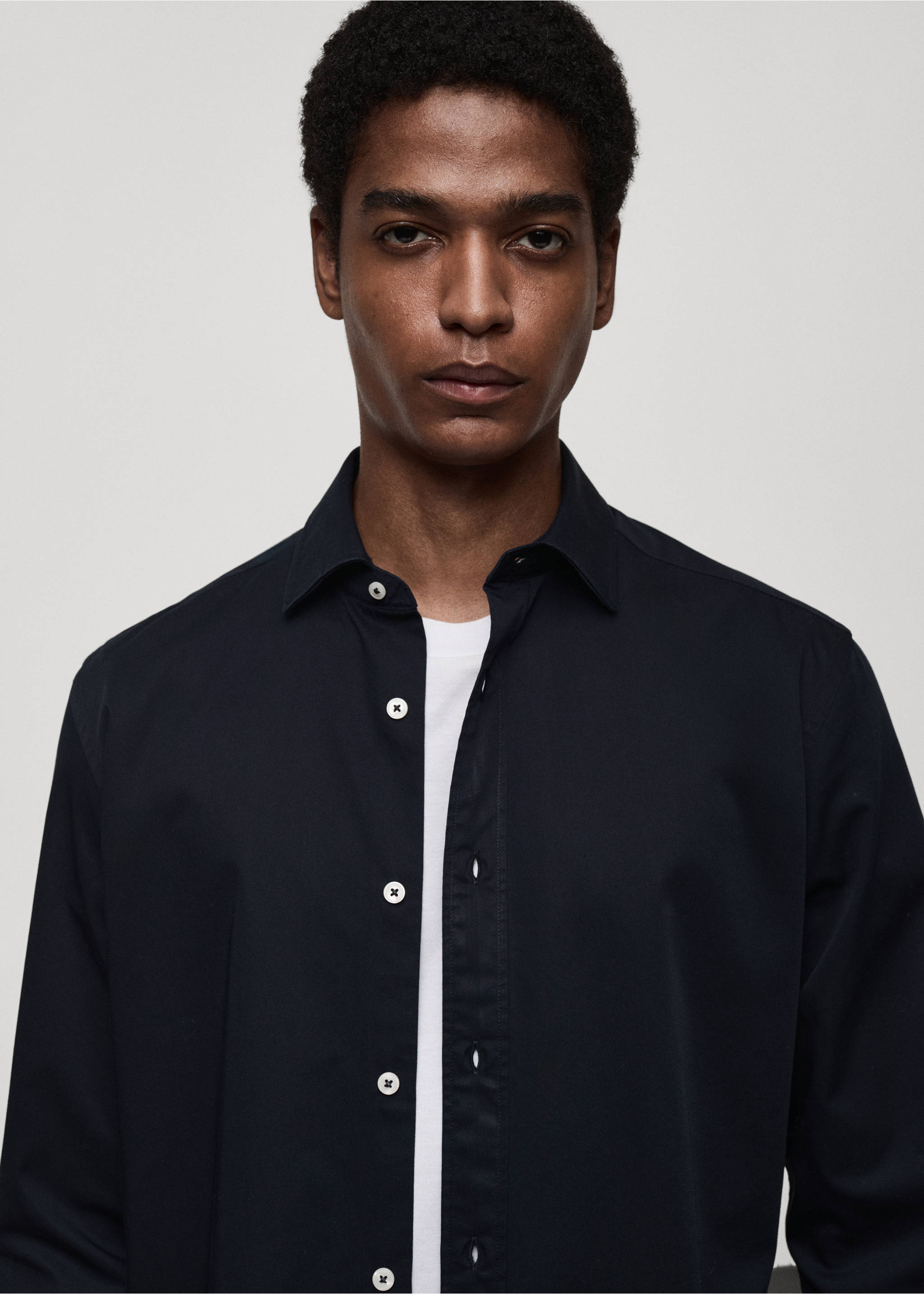 Regular-Fit-Hemd aus 100 % Baumwolle - Detail des Artikels 1, Dunkles Marineblau. Ref: 87000606-00.