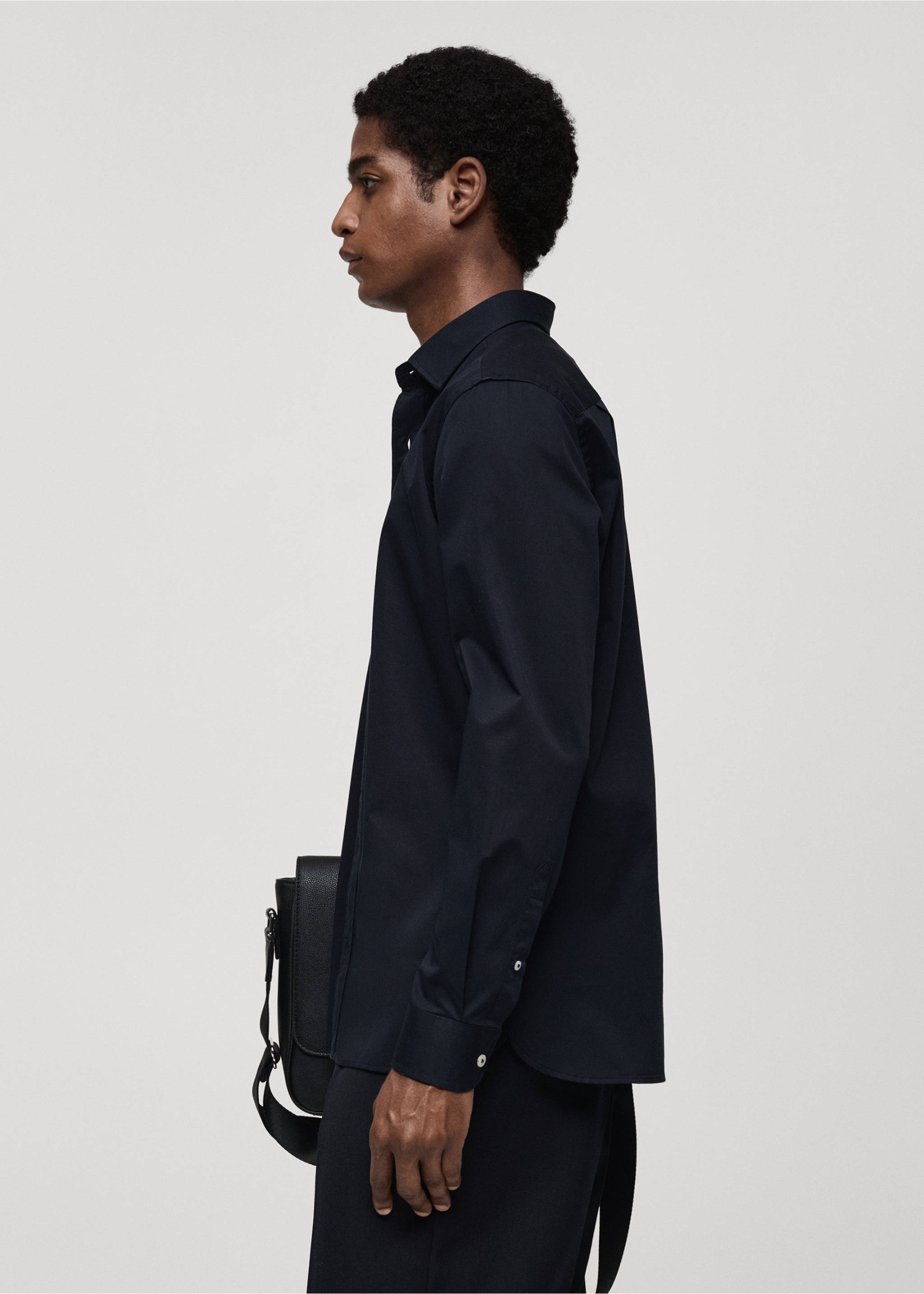 Regular-Fit-Hemd aus 100 % Baumwolle - Detail des Artikels 2, Dunkles Marineblau. Ref: 87000606-00.