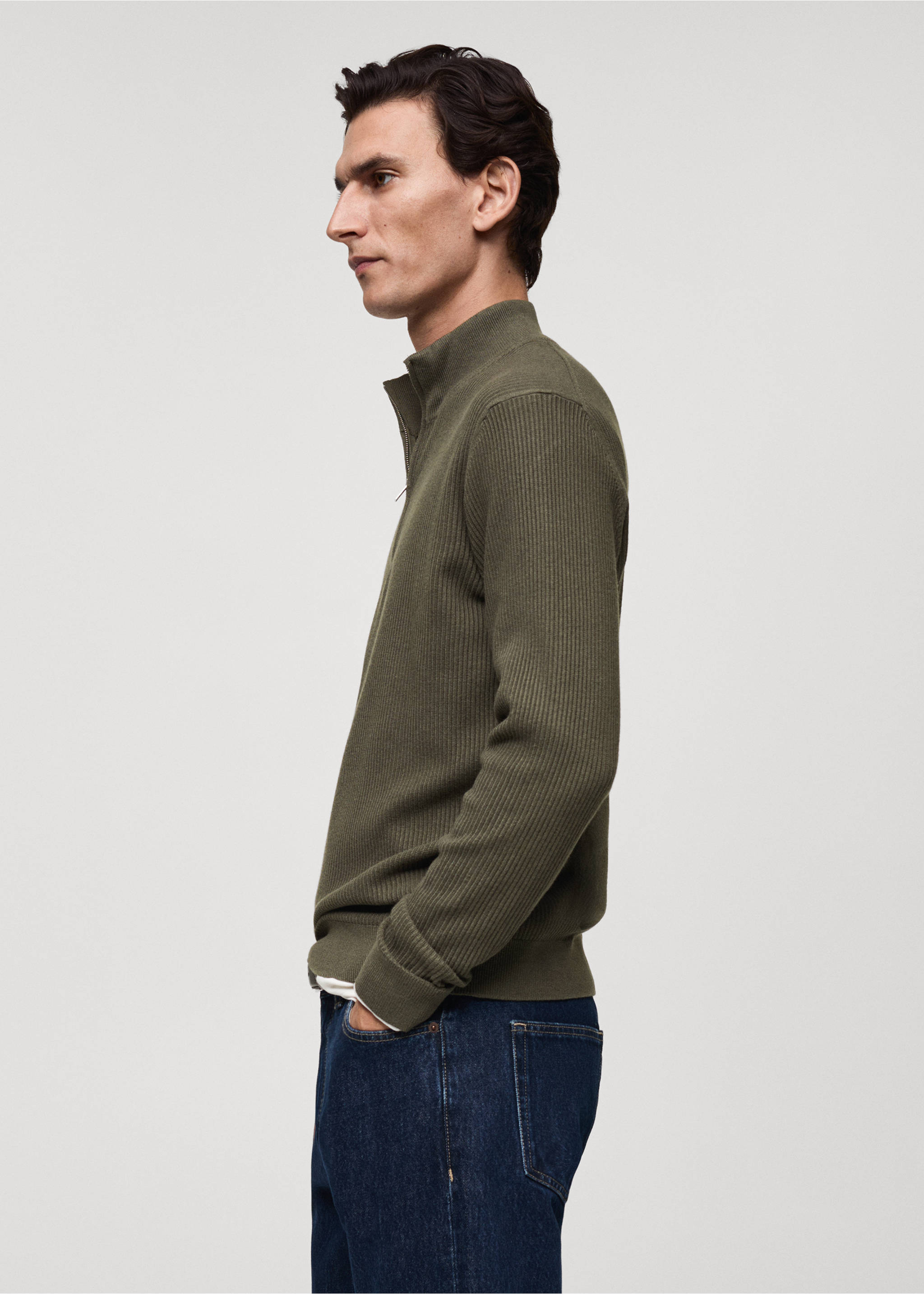 Gerippter Pullover mit Zip-Kragen - Detail des Artikels 2, Khaki. Ref: 87000611-00.