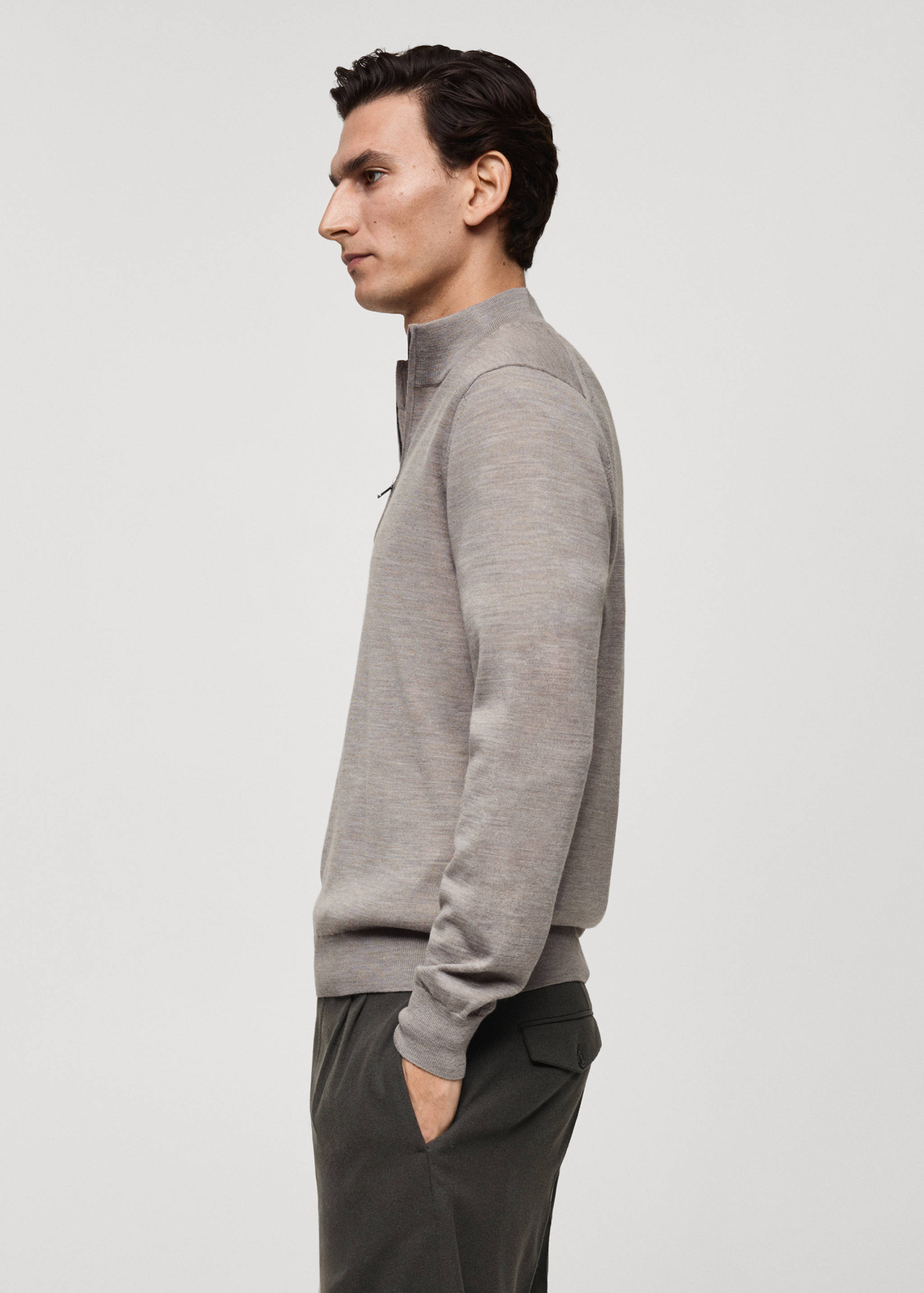 Pullover aus 100 % Merinwolle mit halbhohem Zip-Kragen - Detail des Artikels 2