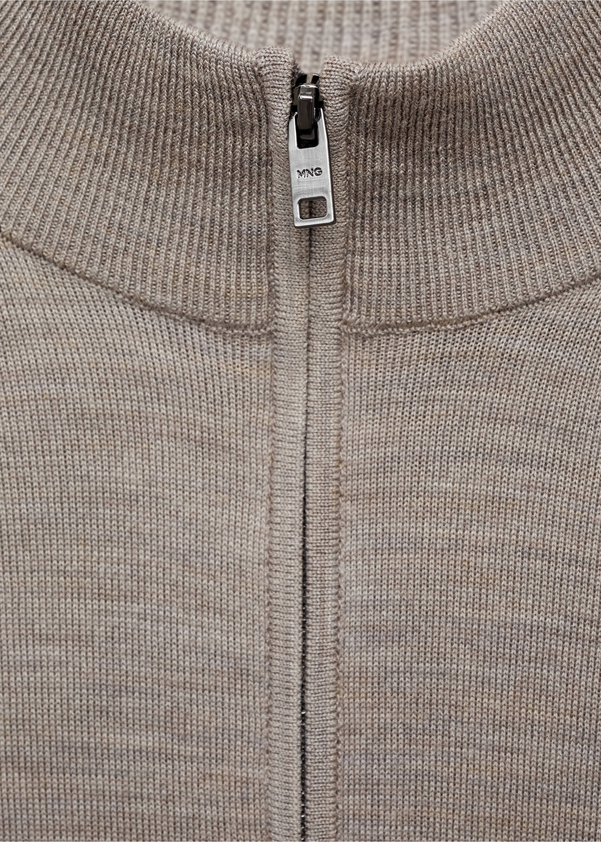 Pull-over 100 % laine mérinos col montant zippé - Détail de l'article 8, Marron moyen. Ref: 87000617-00.