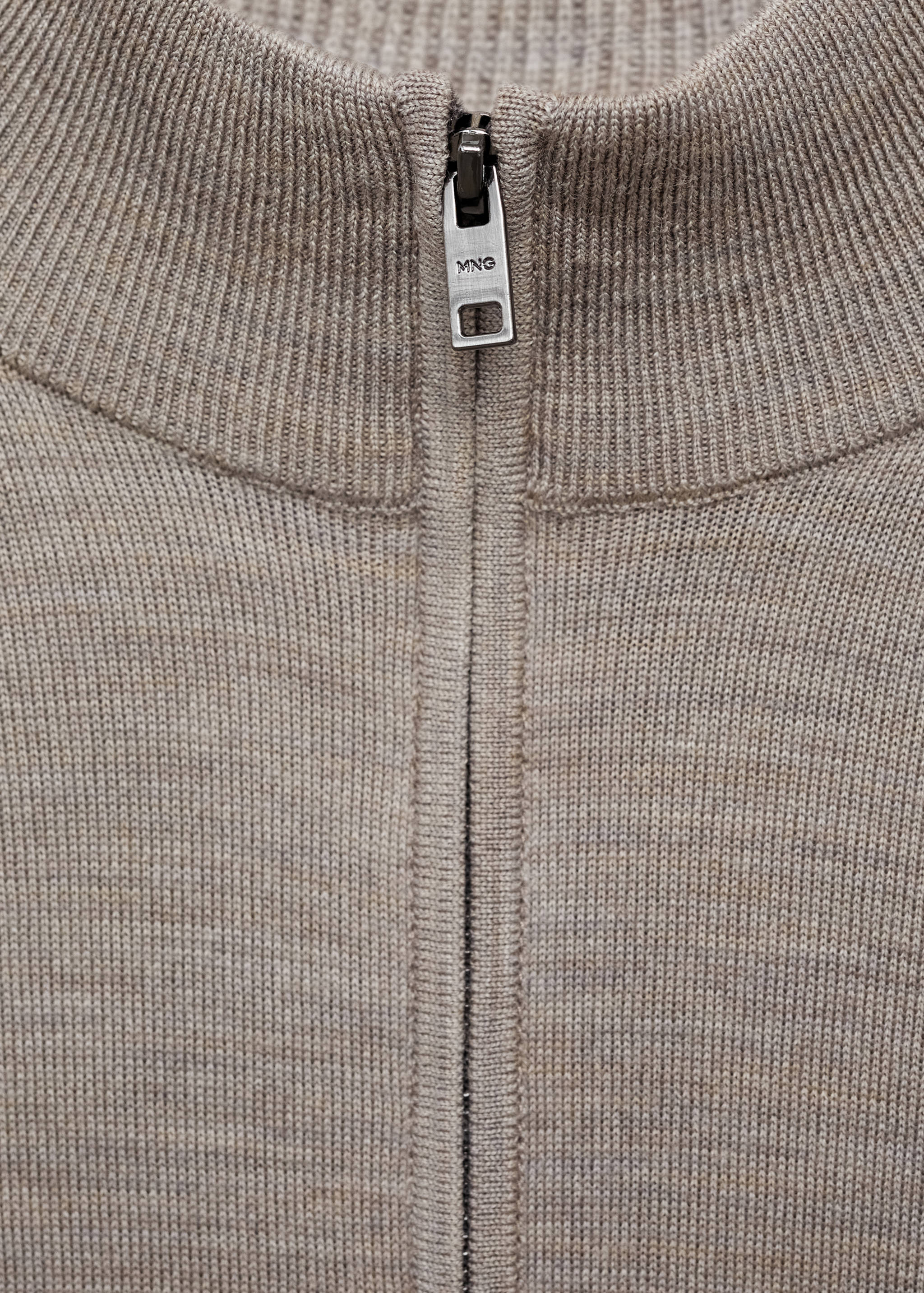 Pullover aus 100 % Merinwolle mit halbhohem Zip-Kragen - Detail des Artikels 8