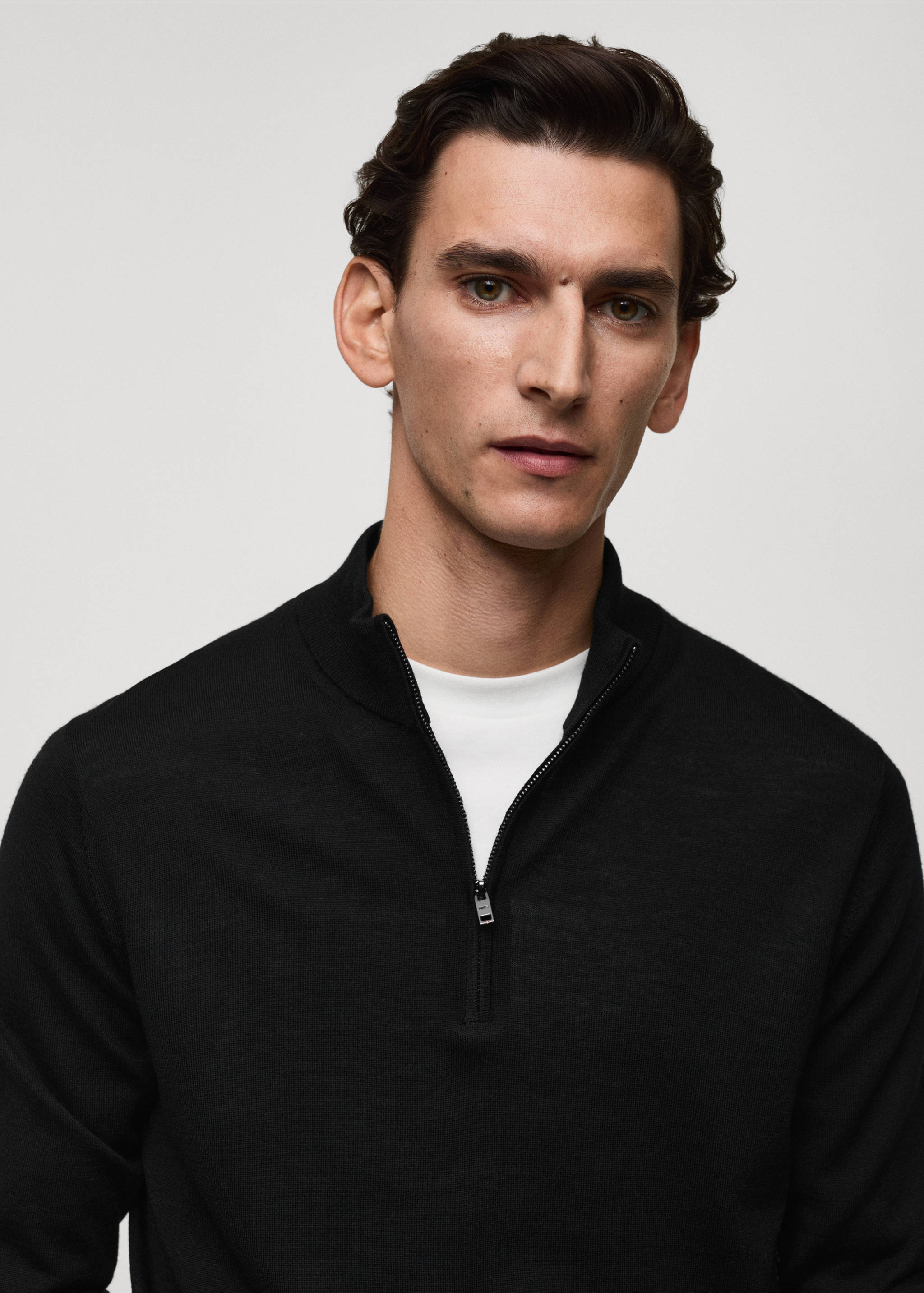 Pullover aus 100 % Merinwolle mit halbhohem Zip-Kragen - Detail des Artikels 1, Schwarz. Ref: 87000617-00.