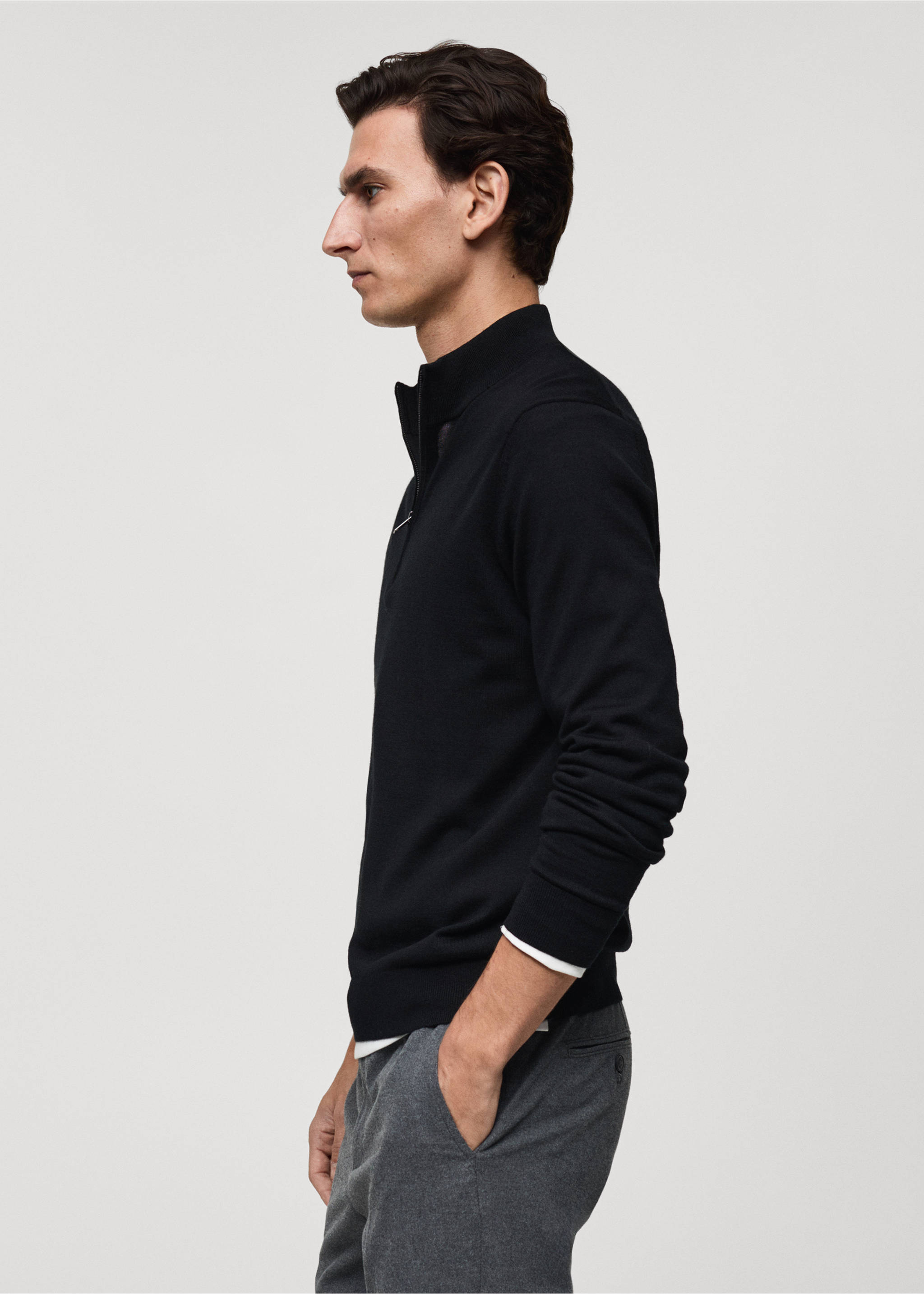 Pullover aus 100 % Merinwolle mit halbhohem Zip-Kragen - Detail des Artikels 2, Schwarz. Ref: 87000617-00.