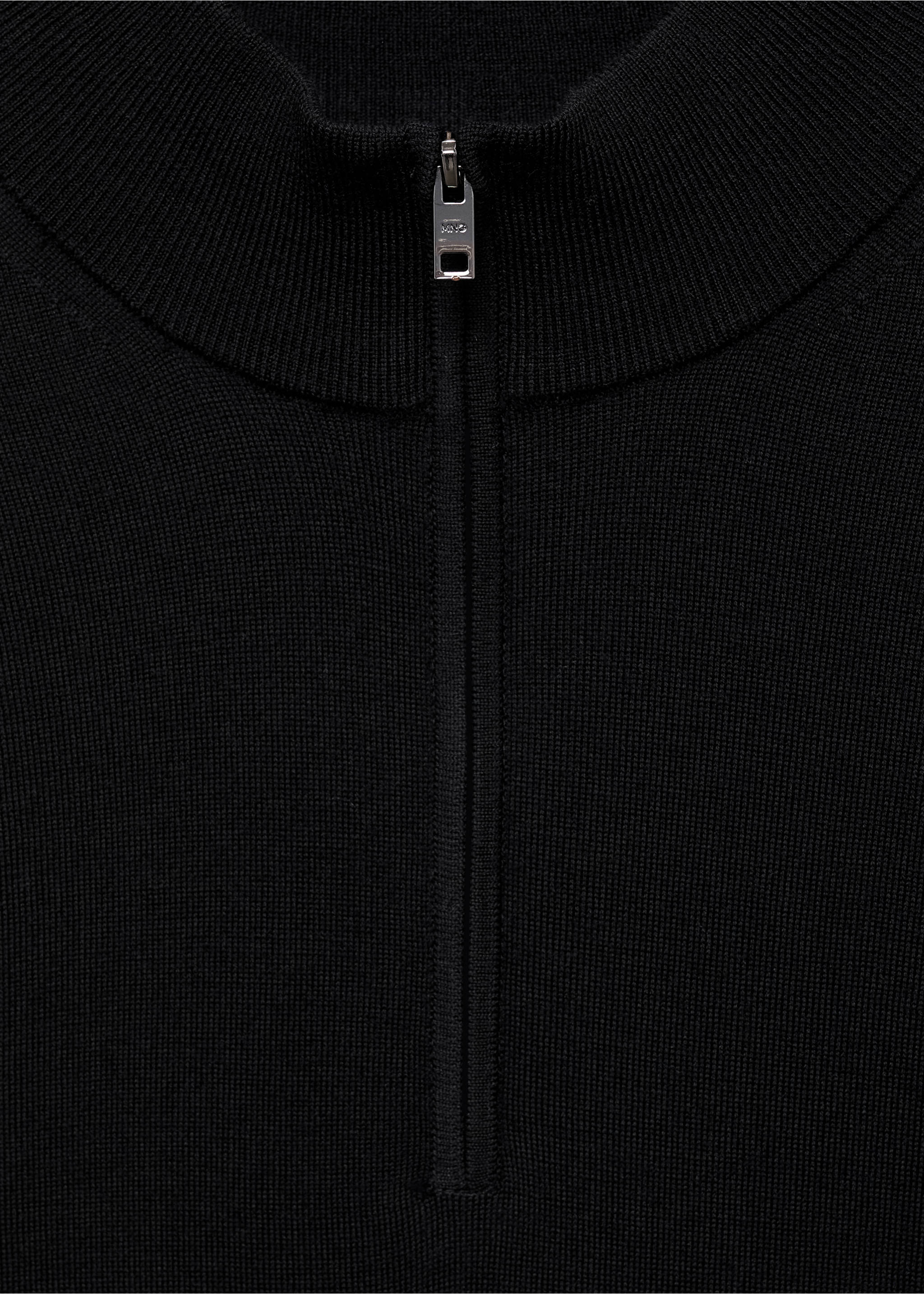 Pullover aus 100 % Merinwolle mit halbhohem Zip-Kragen - Detail des Artikels 8, Schwarz. Ref: 87000617-00.