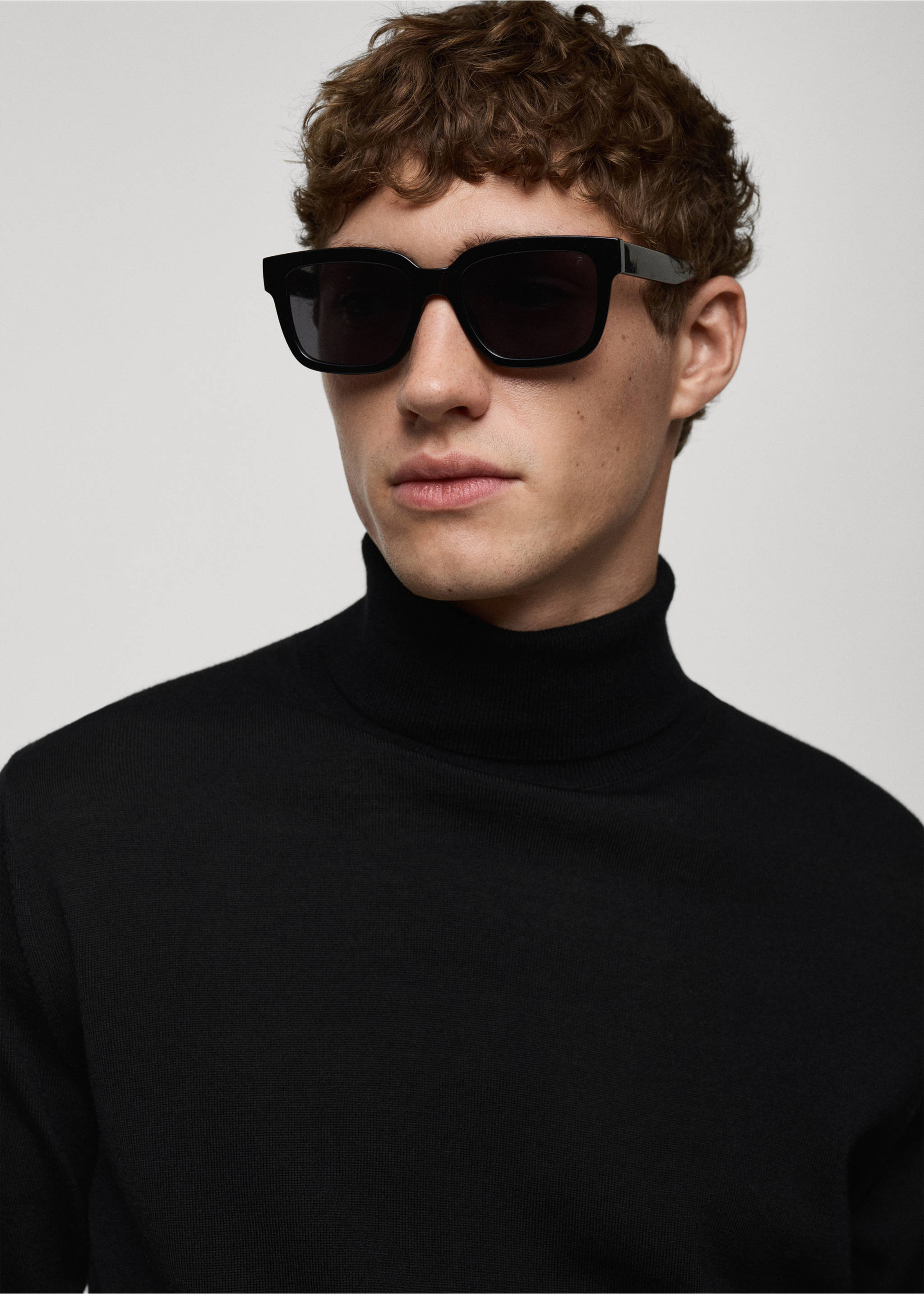 Rollkragenpullover aus 100 % Merinowolle - Detail des Artikels 1, Schwarz. Ref: 87000619-00.