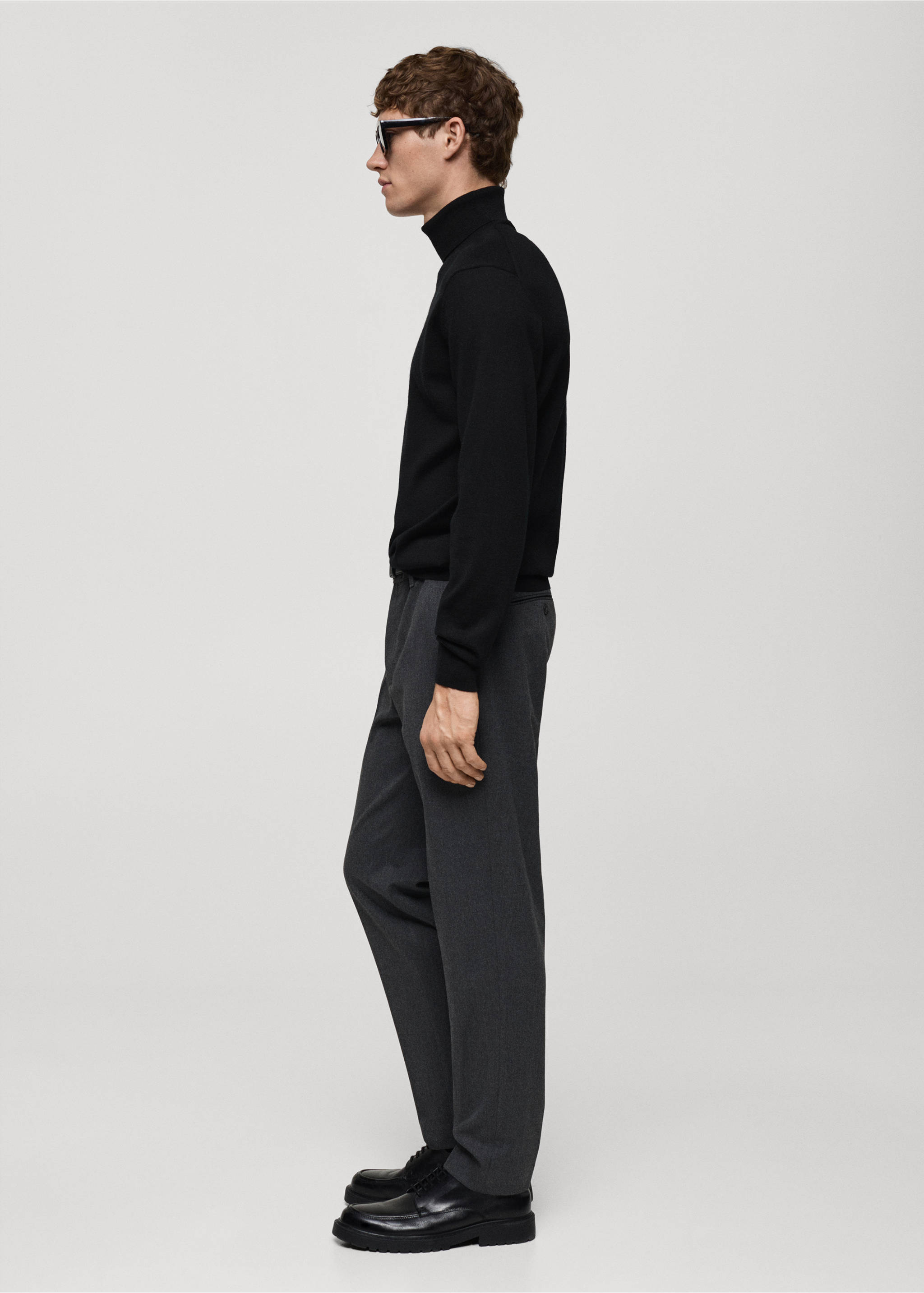 Rollkragenpullover aus 100 % Merinowolle - Detail des Artikels 2, Schwarz. Ref: 87000619-00.