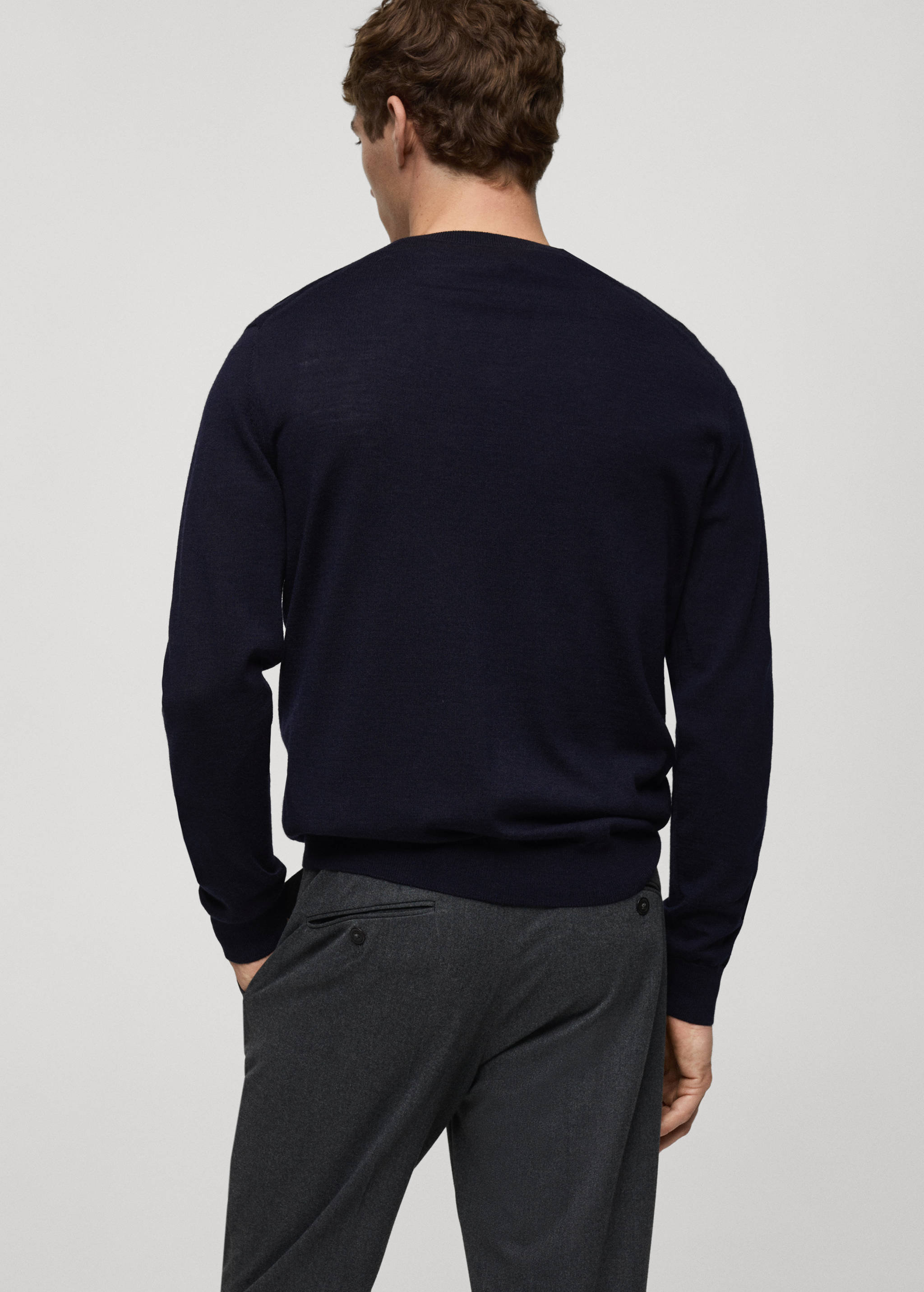 100% merino wool V-neck sweater - Reverse of the article