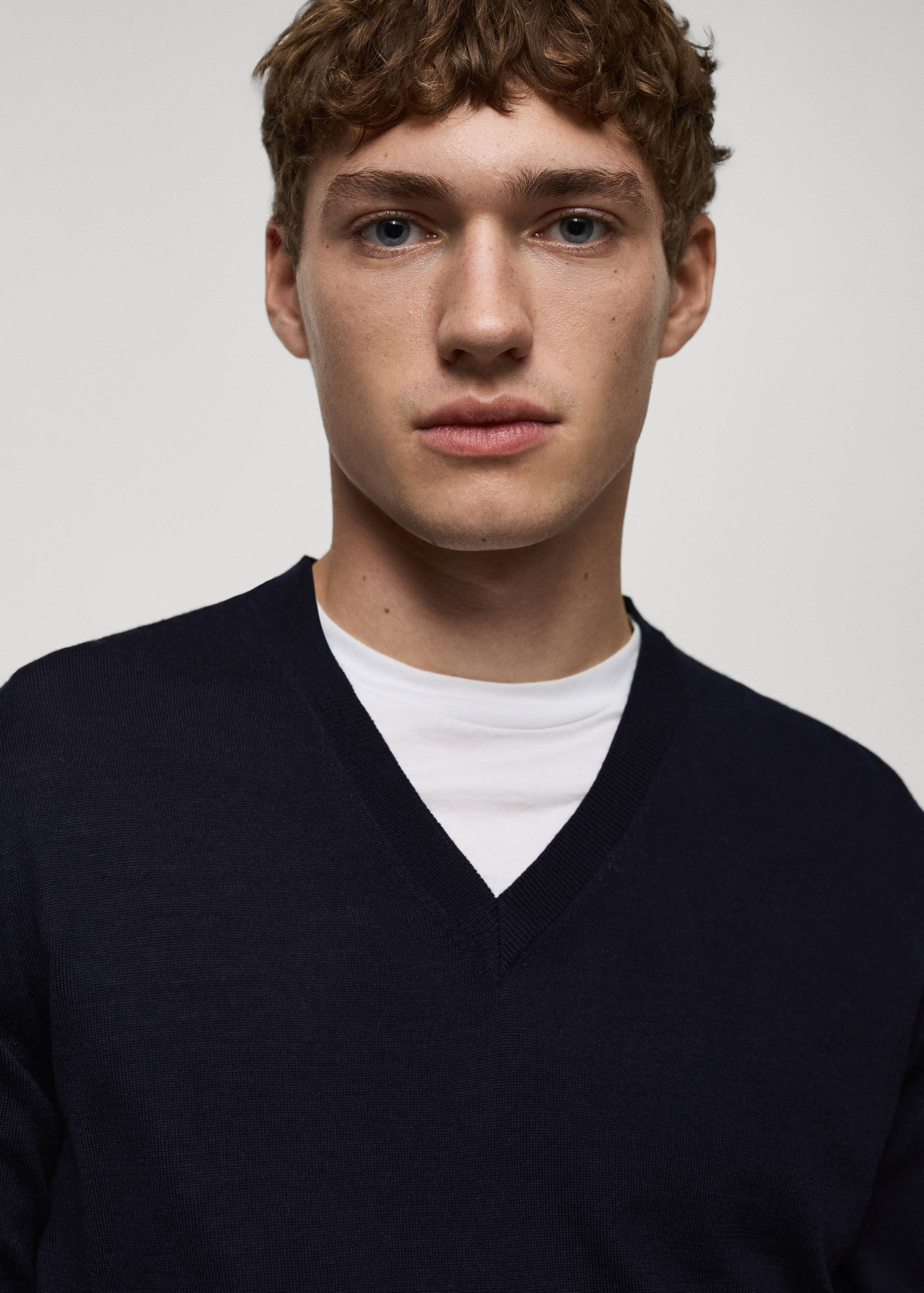 100% merino wool V-neck sweater - Details of the article 1