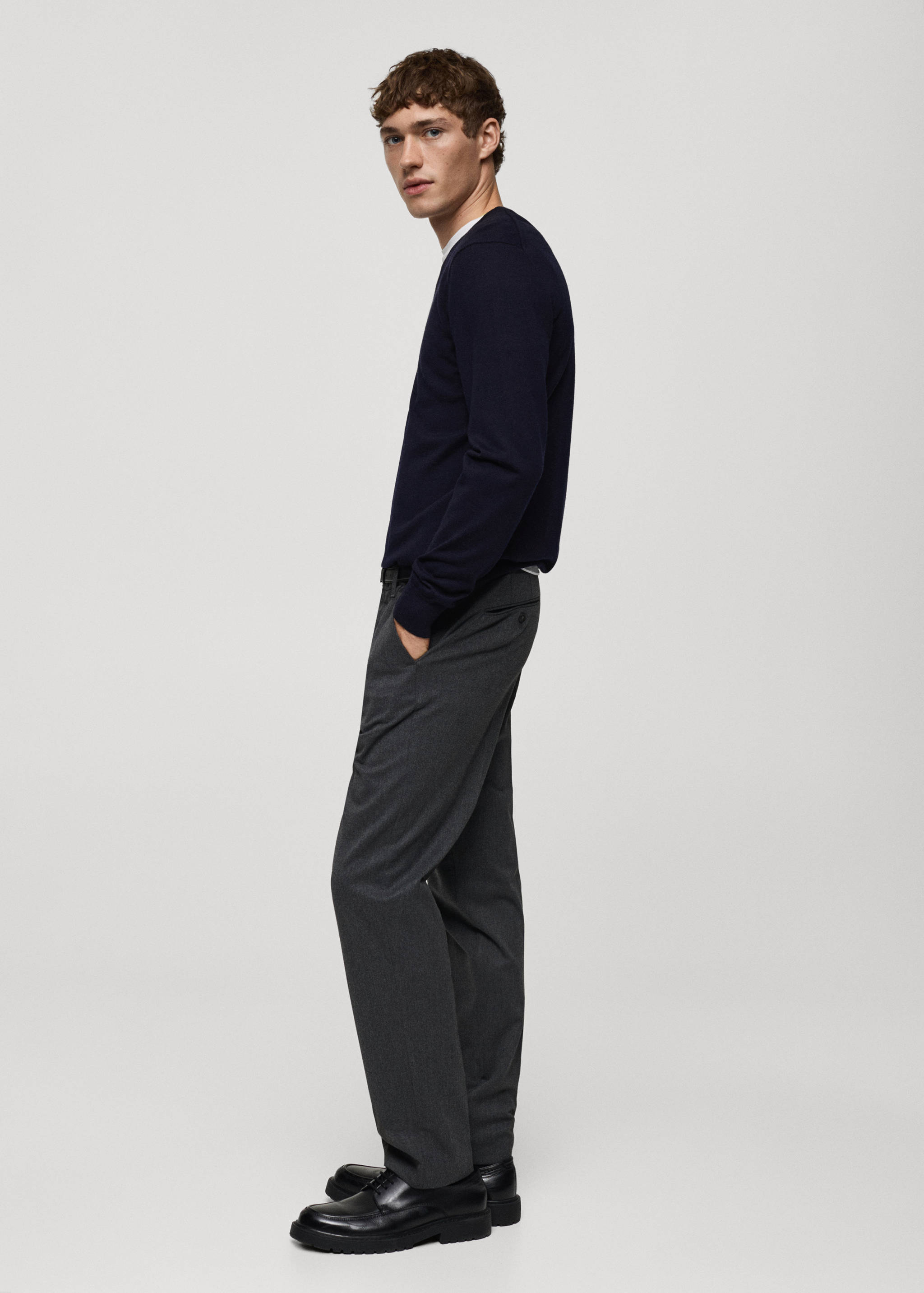 100% merino wool V-neck sweater - Details of the article 2