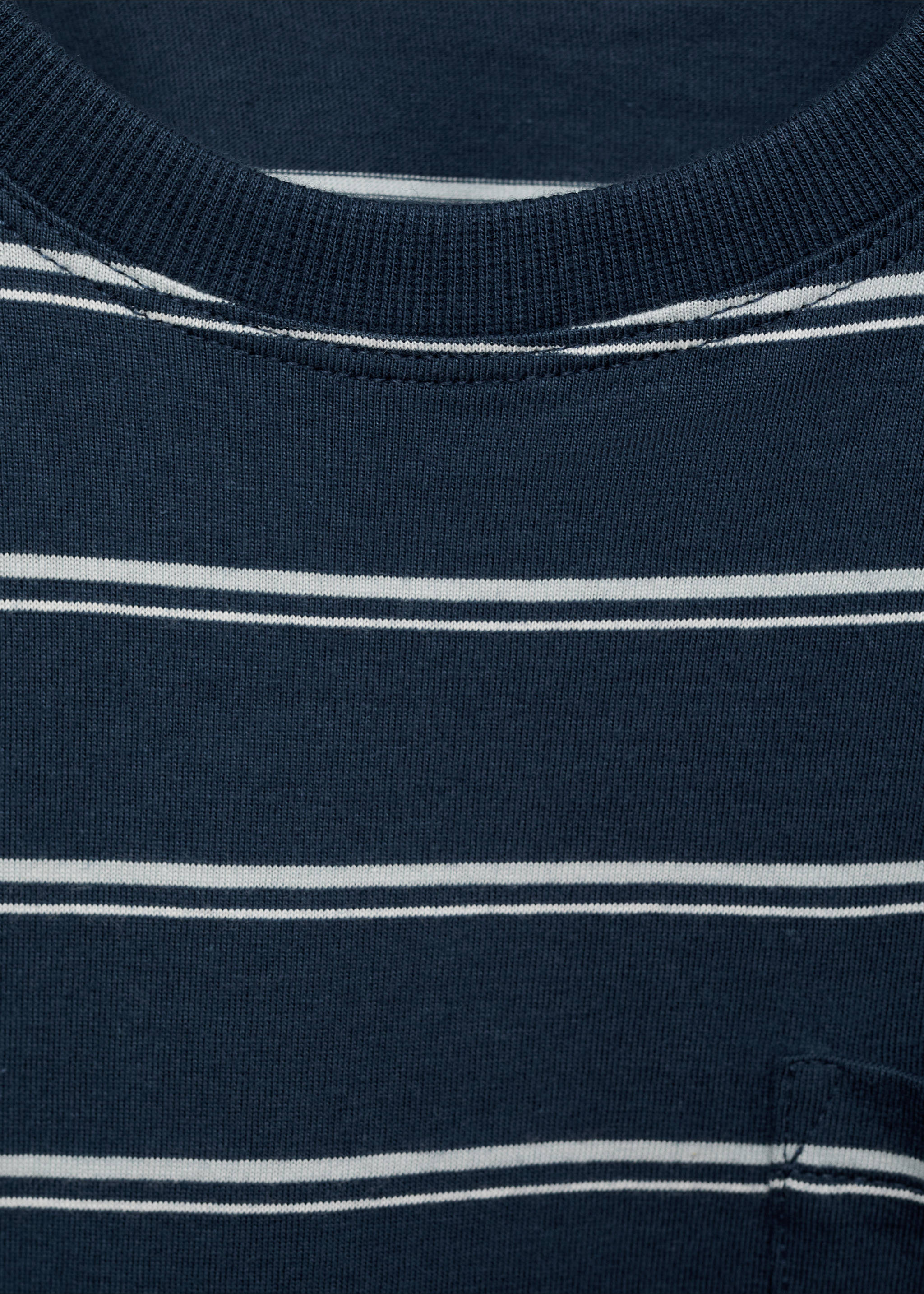 T-shirt à rayures poche - Détail de l'article 8, Bleu marine foncé. Ref: 87000641-00.