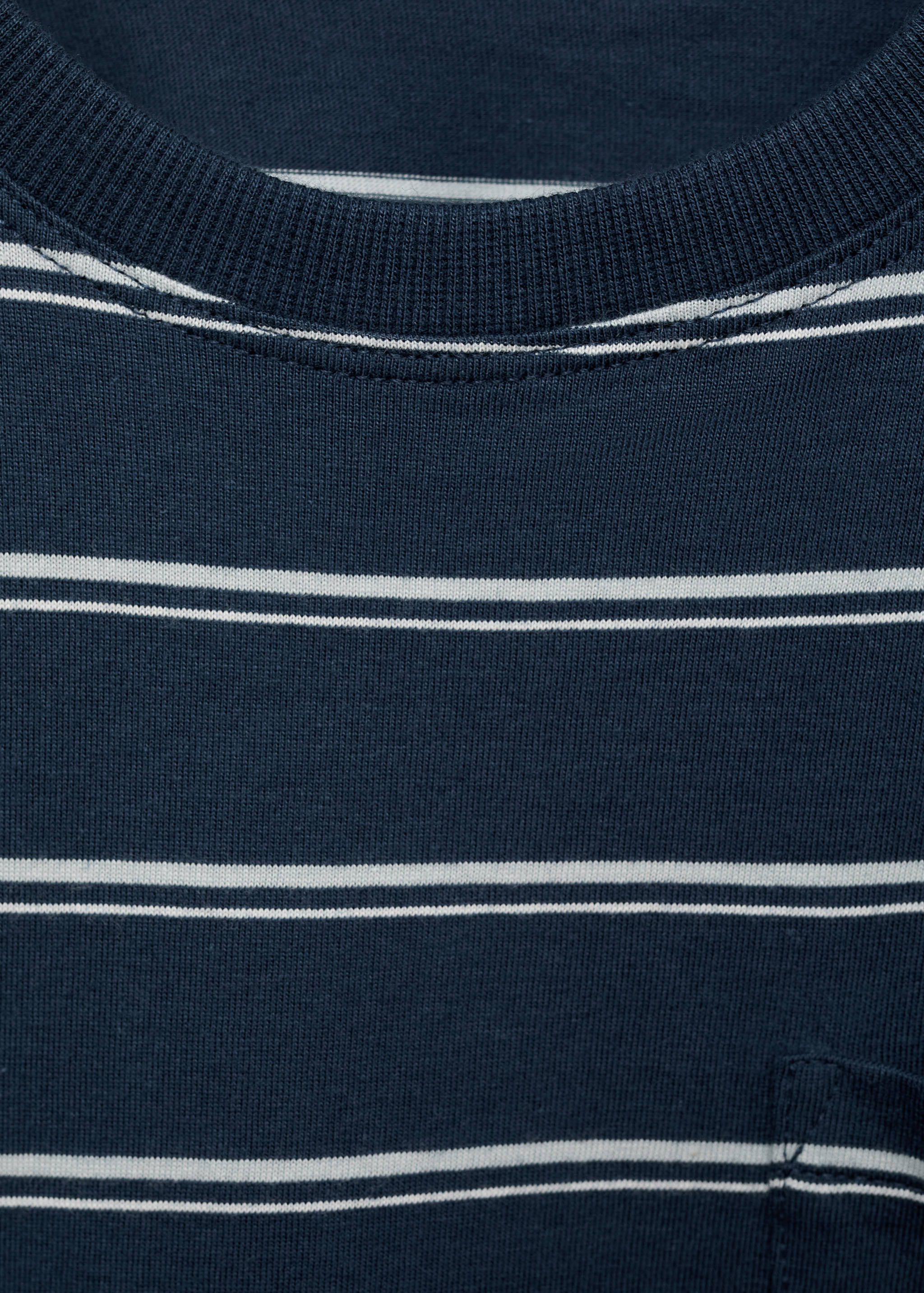 Streifen-T-Shirt mit Tasche - Detail des Artikels 8