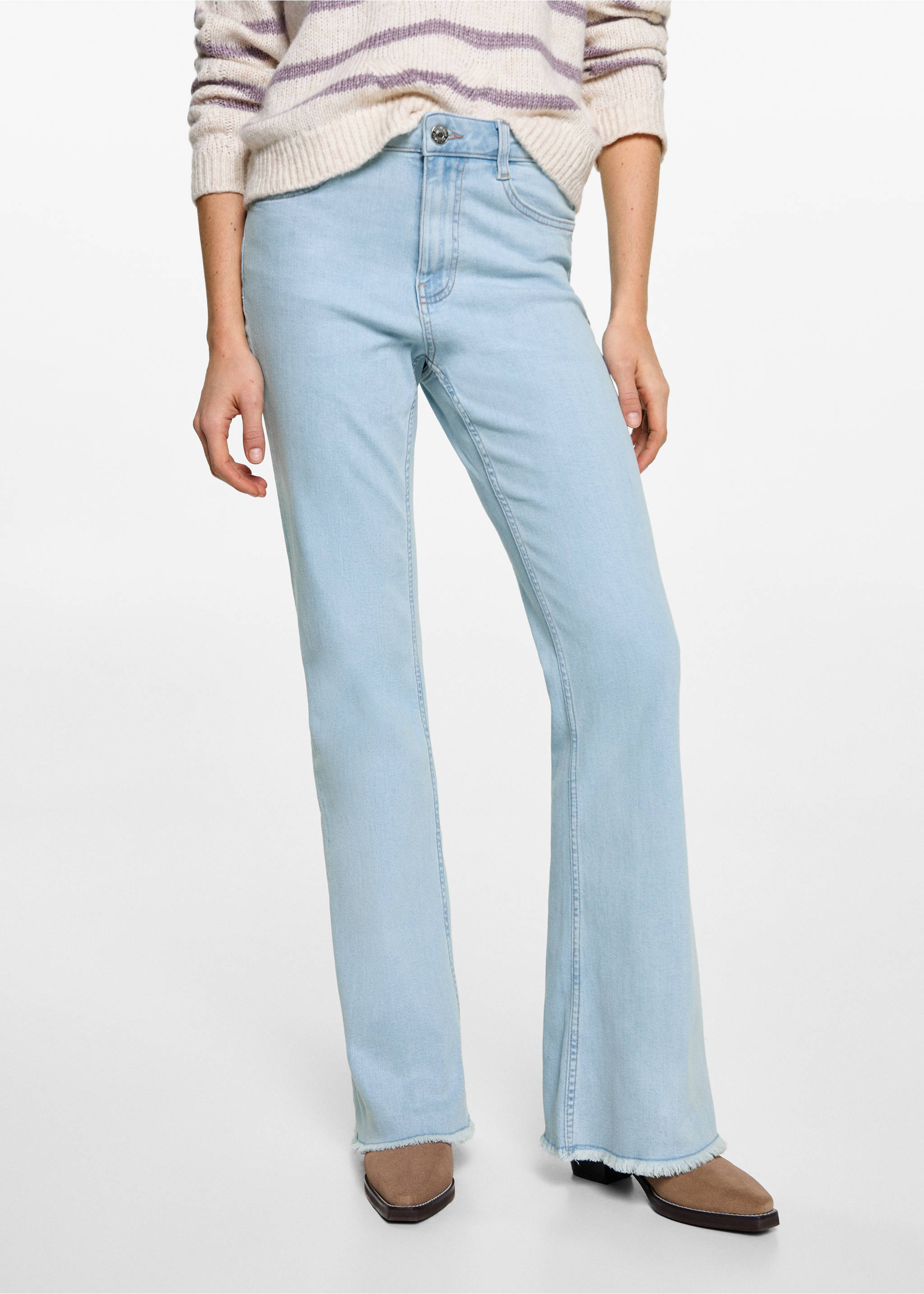Flared-Jeans mit ausgefranstem Saum - Mittlere Ansicht, Hellblau. Ref: 87001067-00.