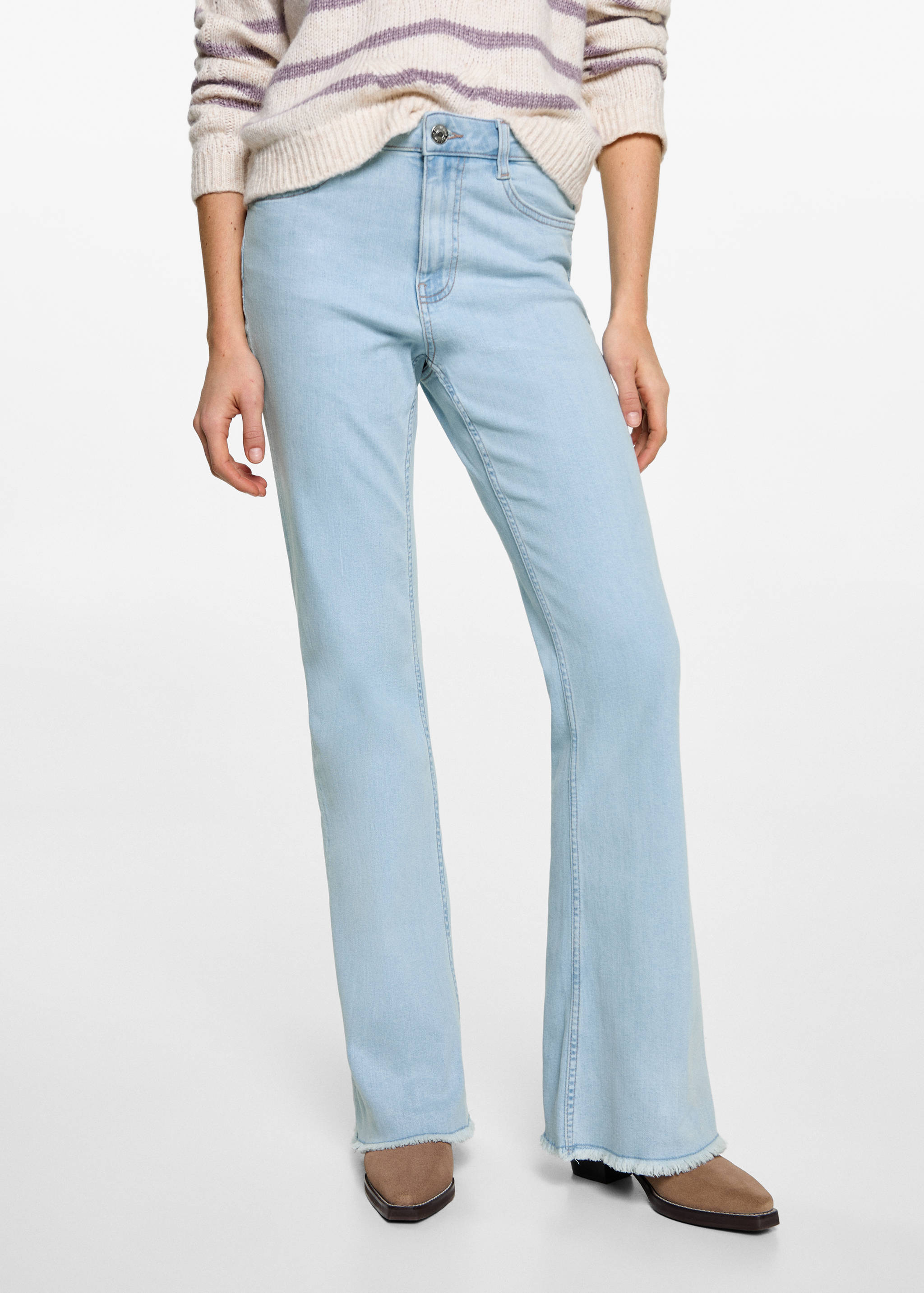 Flared-Jeans mit ausgefranstem Saum - Mittlere Ansicht