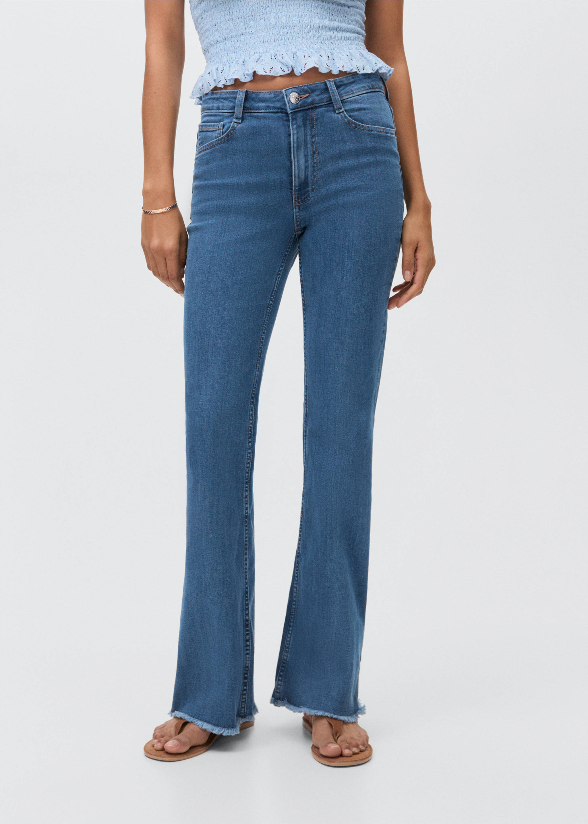 Flared-Jeans mit ausgefranstem Saum - Mittlere Ansicht, Mittelblau. Ref: 87001068-00.