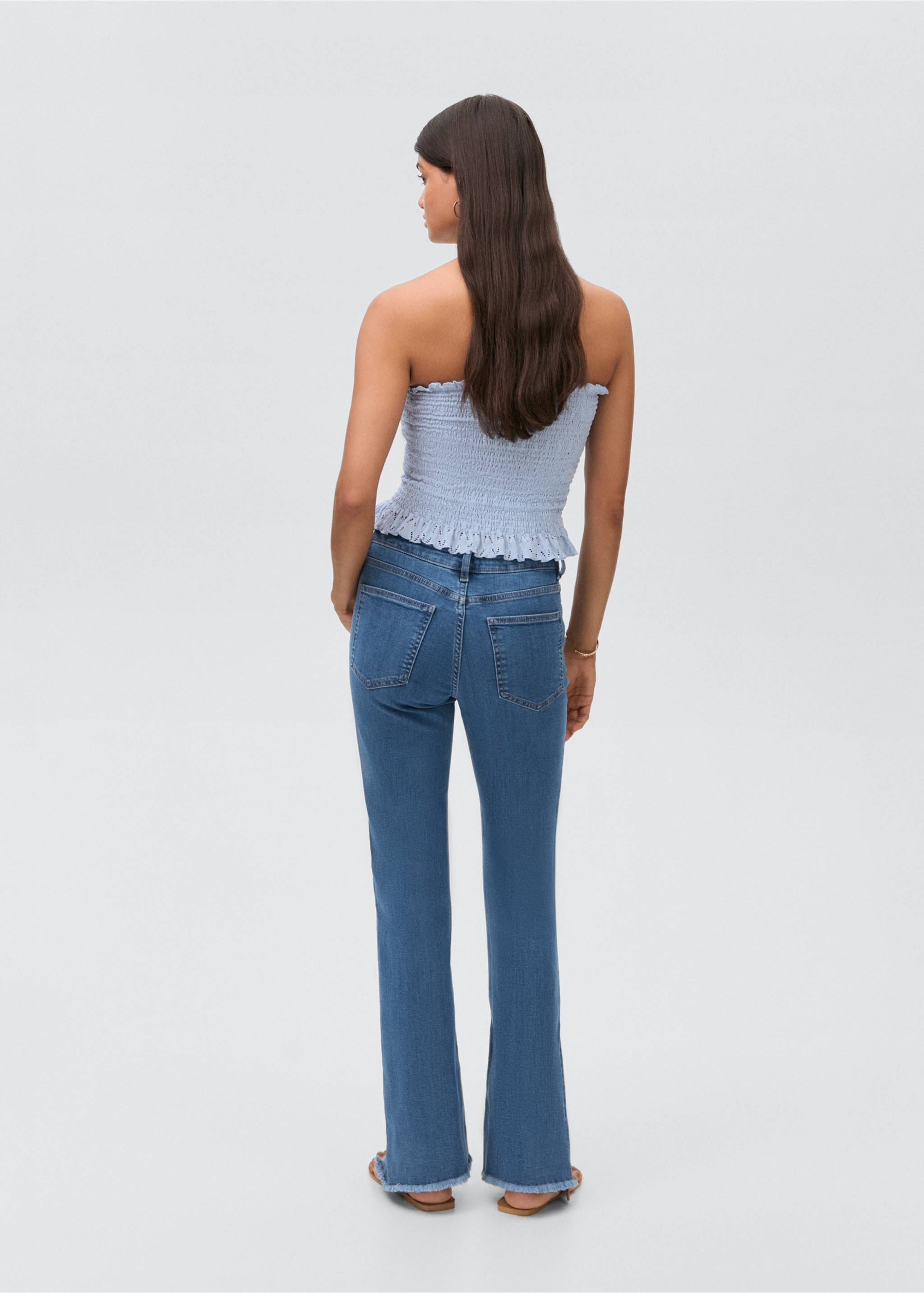 Flared-Jeans mit ausgefranstem Saum - Rückseite des Artikels, Mittelblau. Ref: 87001068-00.