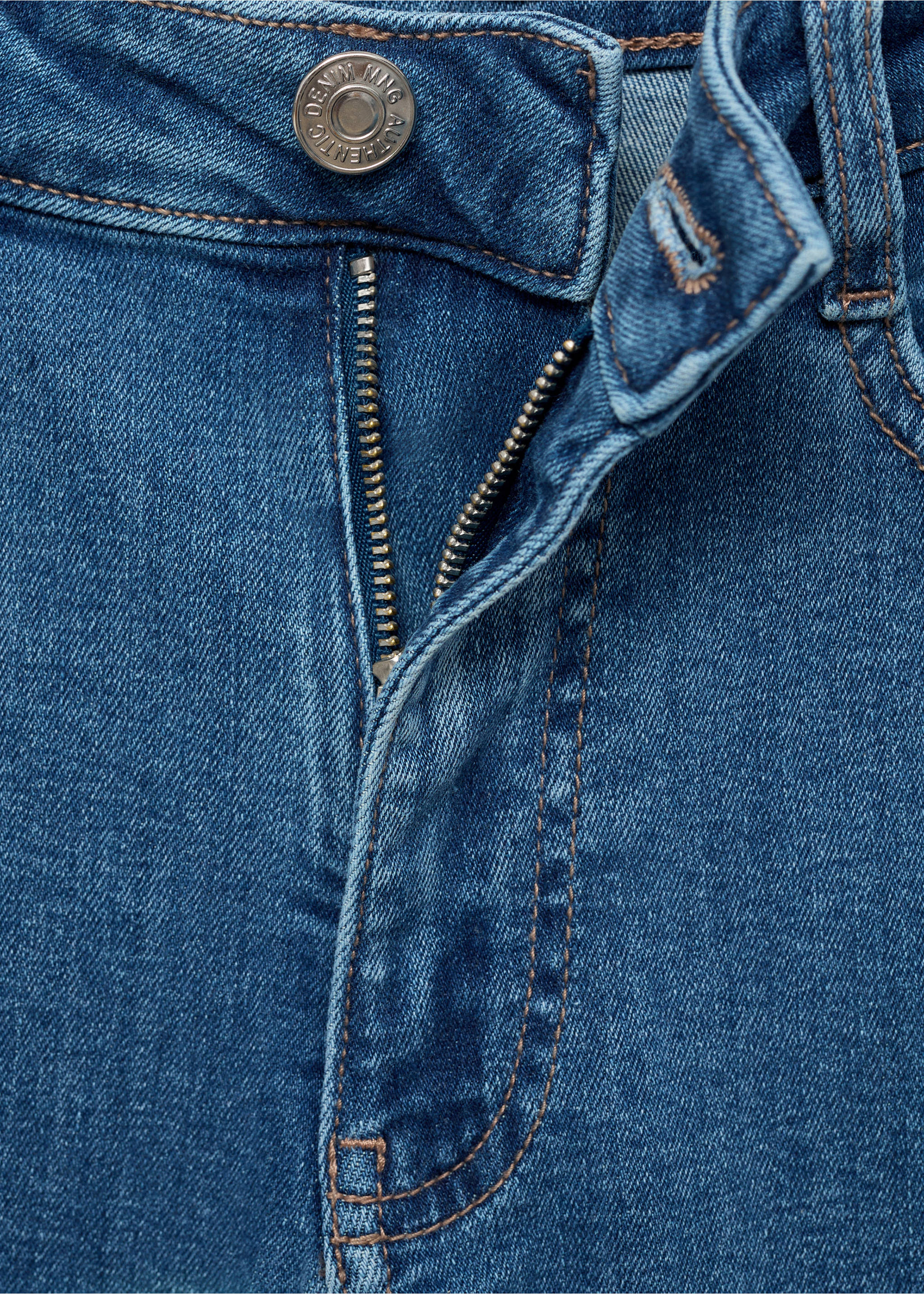 Flared-Jeans mit ausgefranstem Saum - Detail des Artikels 8, Mittelblau. Ref: 87001068-00.