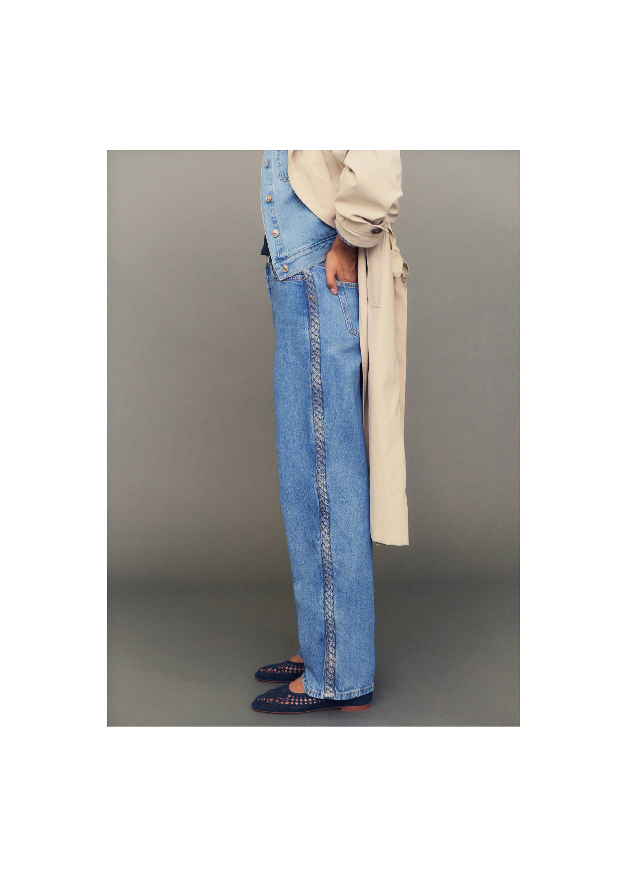 Jeans met gevlochten zijkant - Detail van het artikel 6, Middenblauw. Ref: 87001092-00.