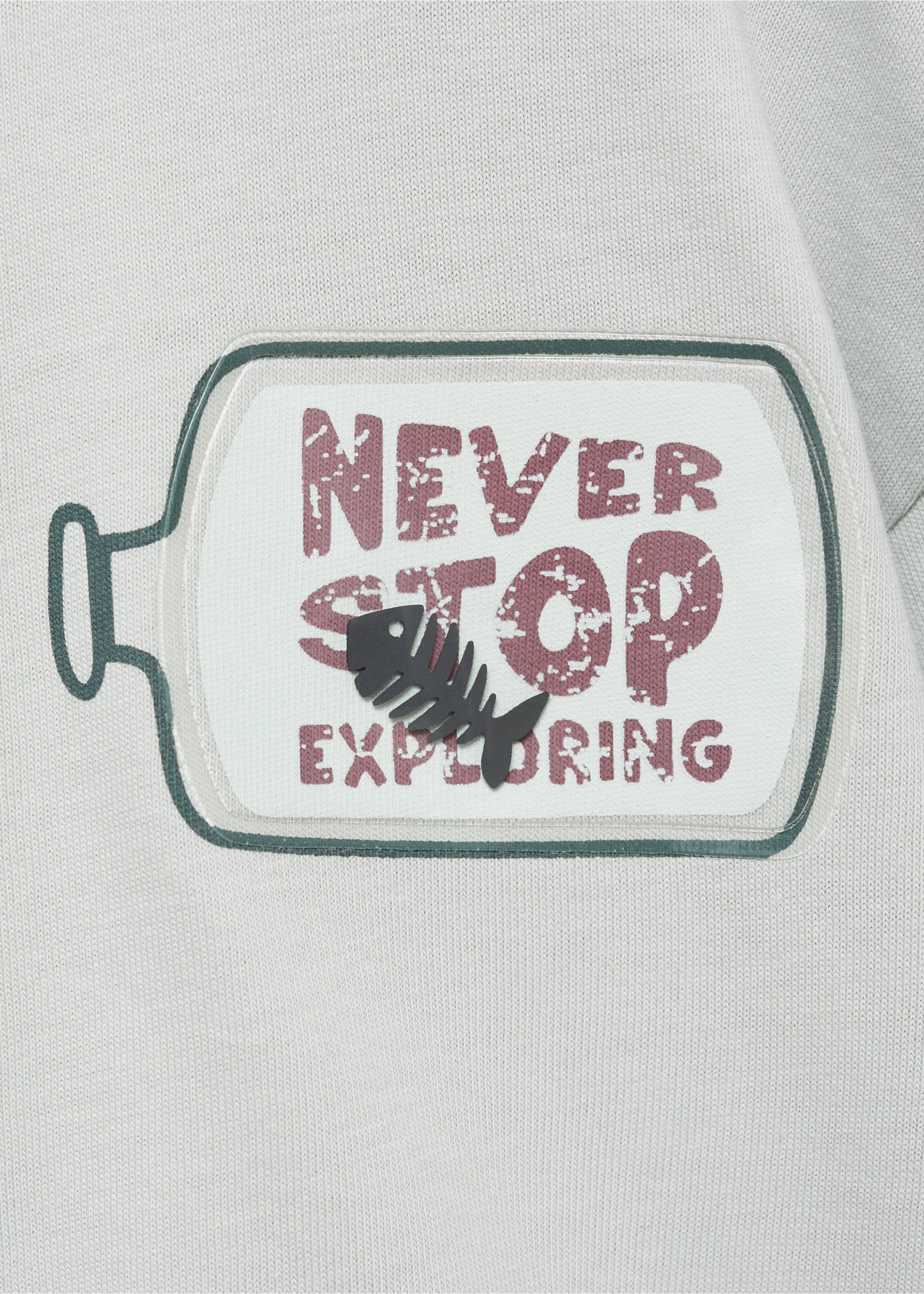 Decorative appliqué message t-shirt - Details of the article 8, Light/Pastel Grey. Ref: 87001533-00.