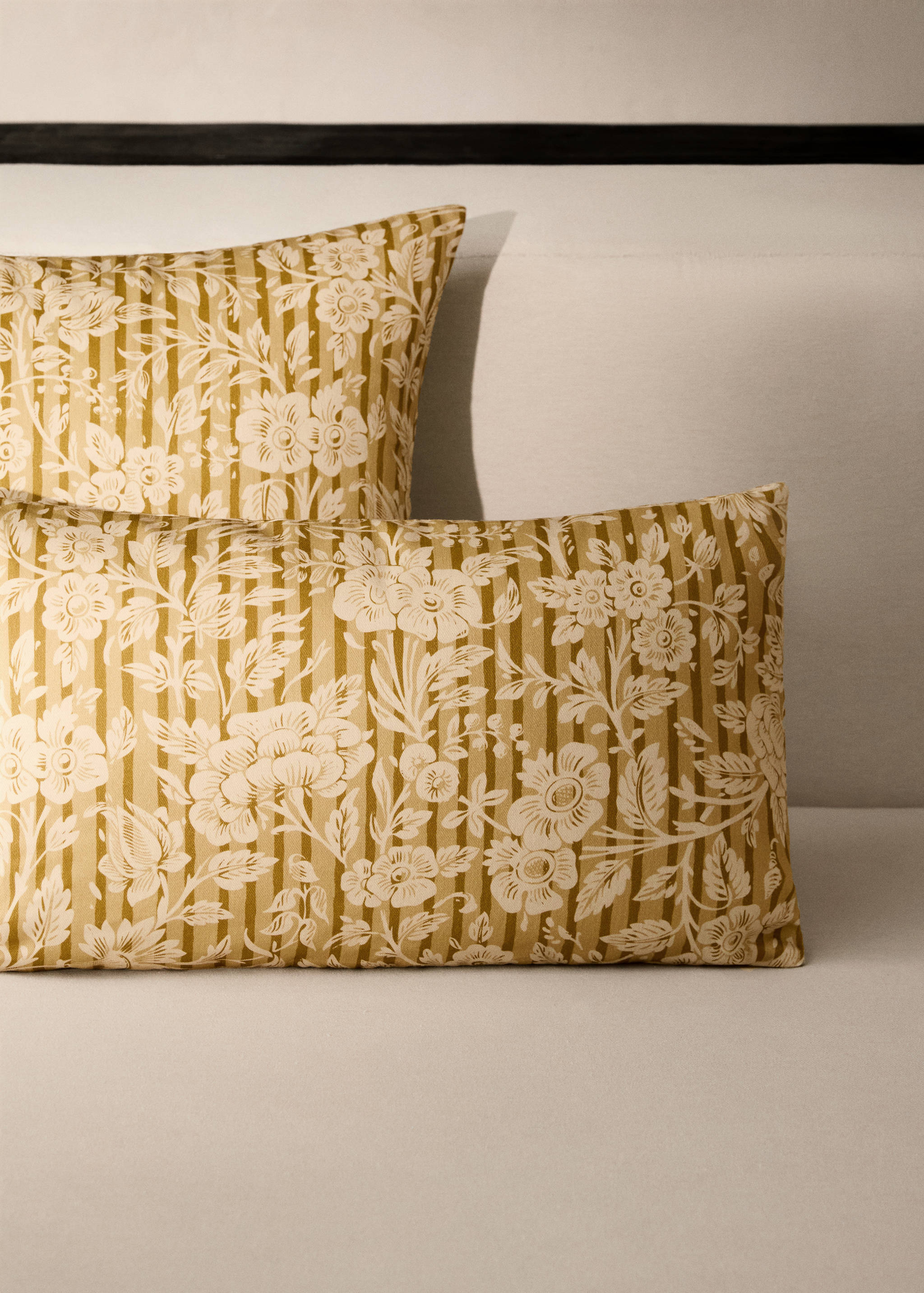 Kissenbezug mit Blumen- und Streifenmuster, 30 x 50 cm - Allgemeine Ansicht