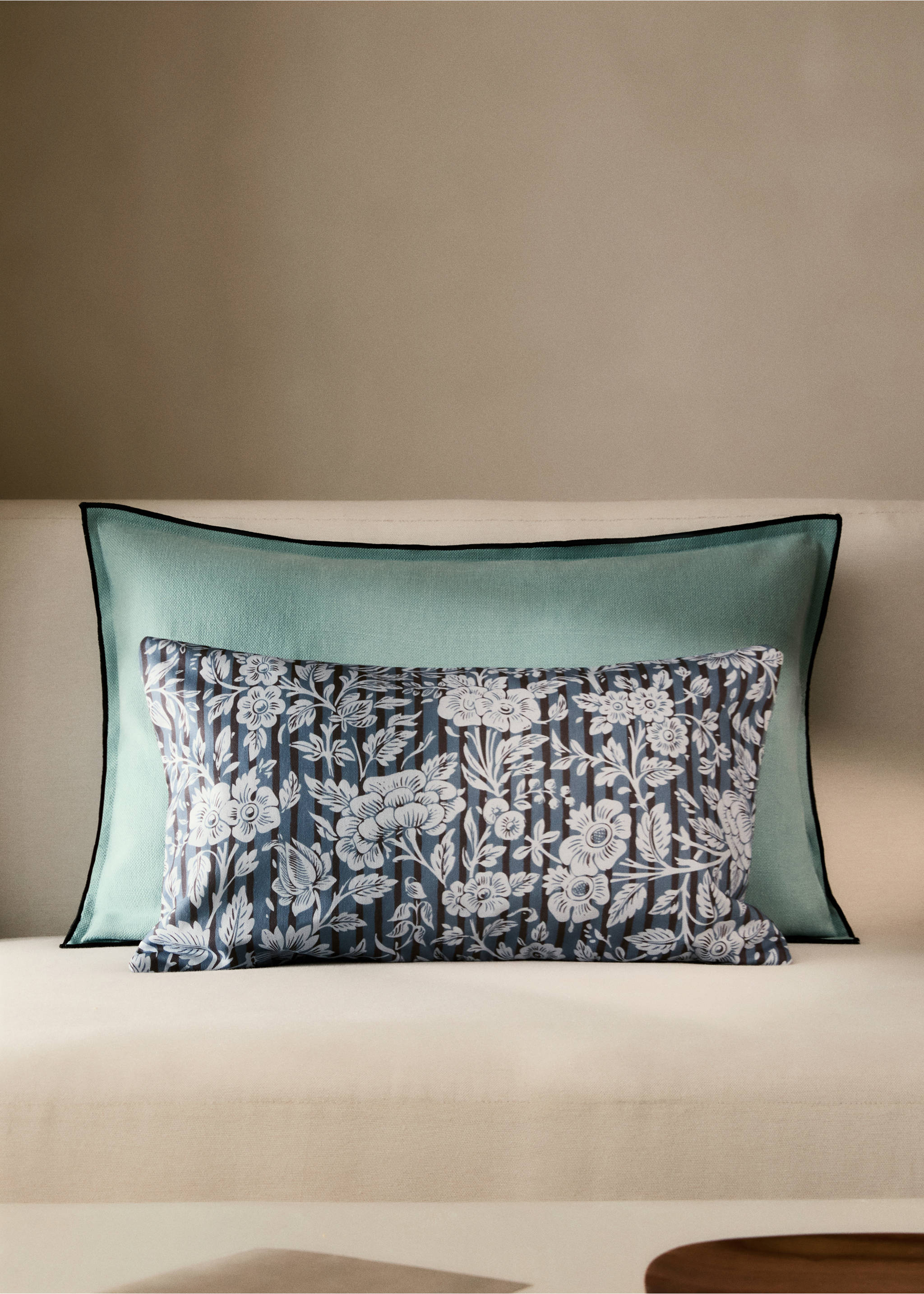 Husă de pernă cu imprimeu floral și dungi 30x50 cm - Plan general, Albastru. Ref: 87002033-00.